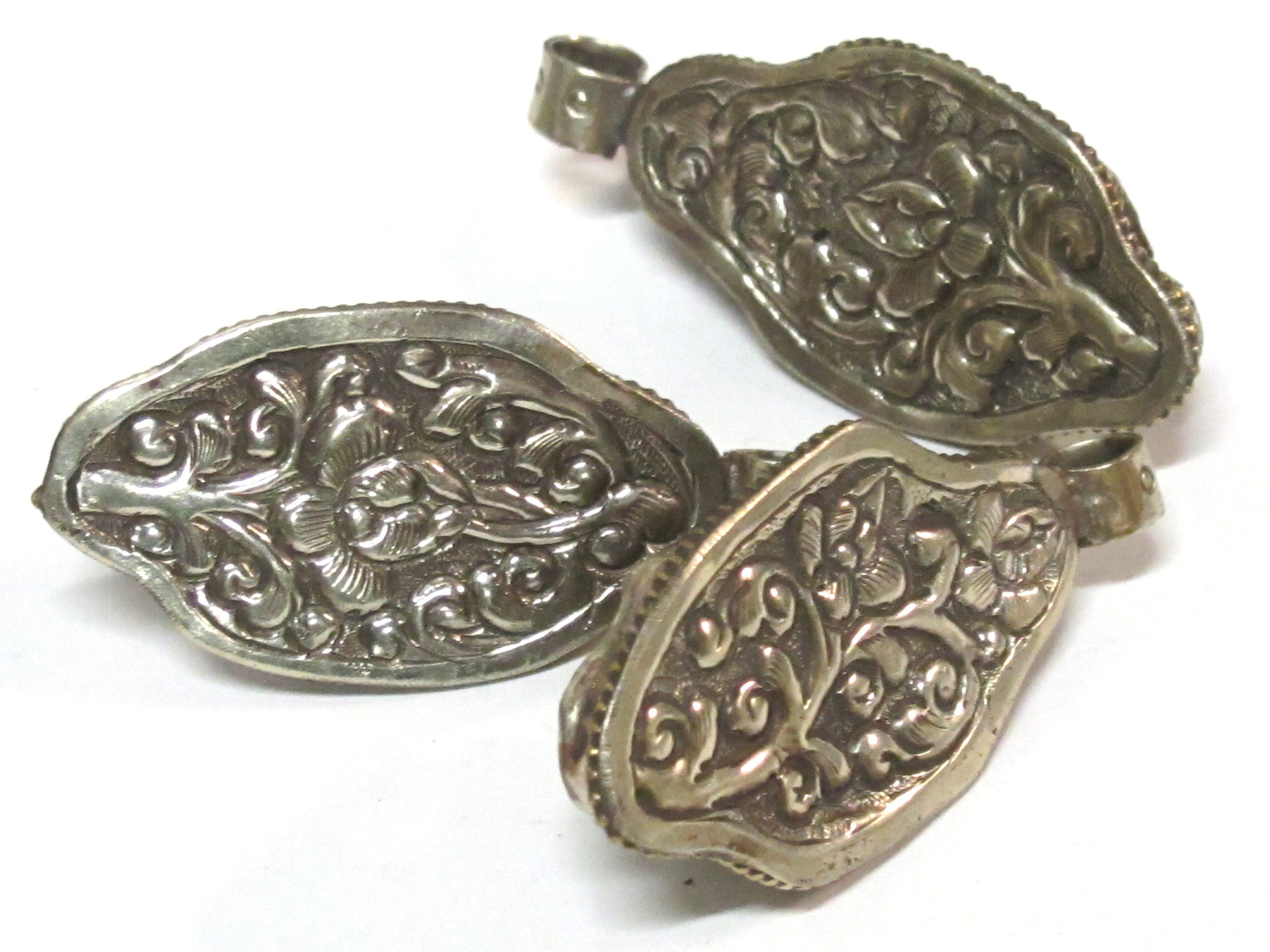 1 Pendant - Tibetan brown color carved Bone turtle tortoise design pendant with floral carving on reverse side - PB013D