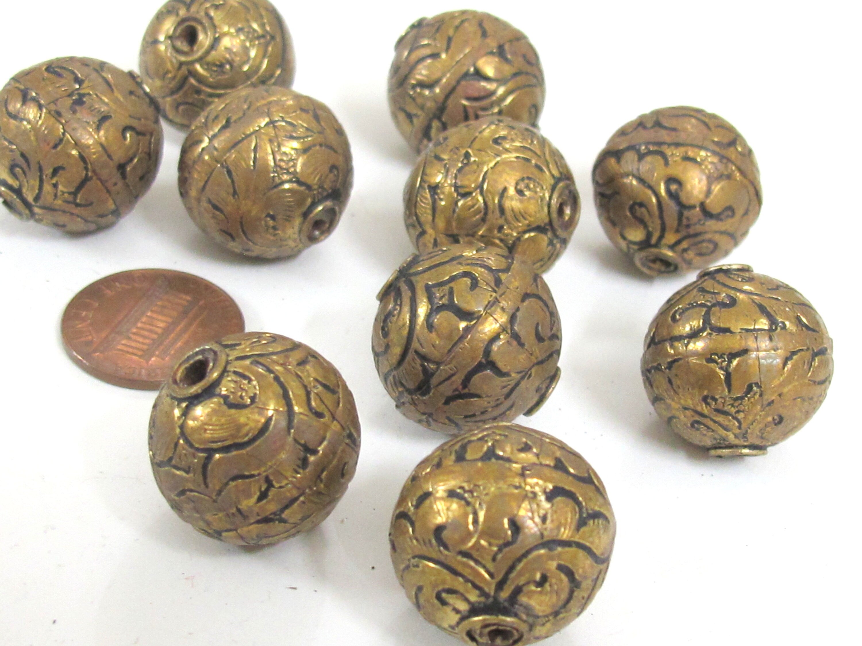 1 Bead - Large size 19 - 20 mm Tibetan brass floral repousse antiqued golden tone beads from Nepal - BD907Mz