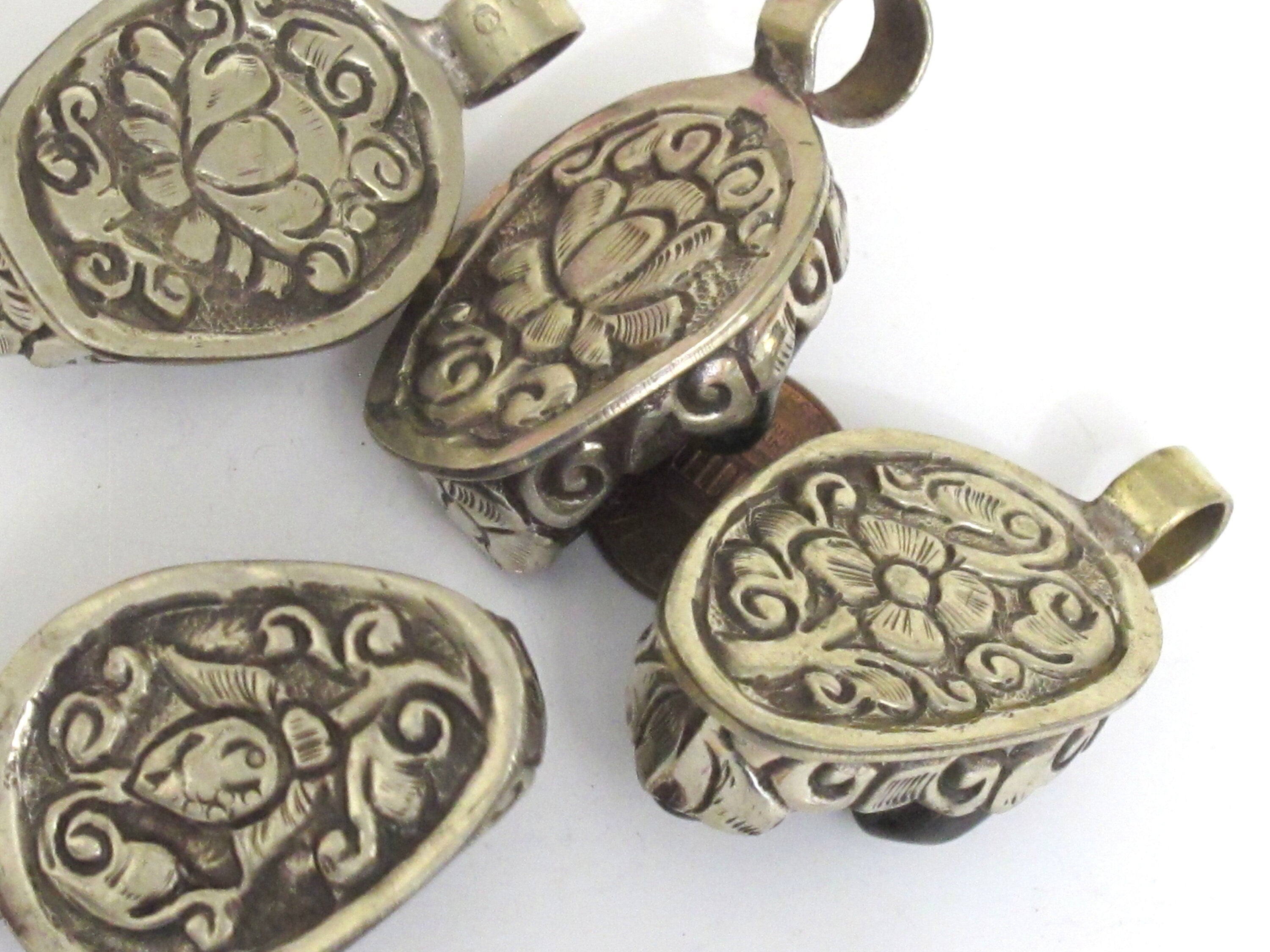 1 Pendant - Gorgeous tribal carved skeleton skull head face green agate gemstone pendant with floral carving - PM348P