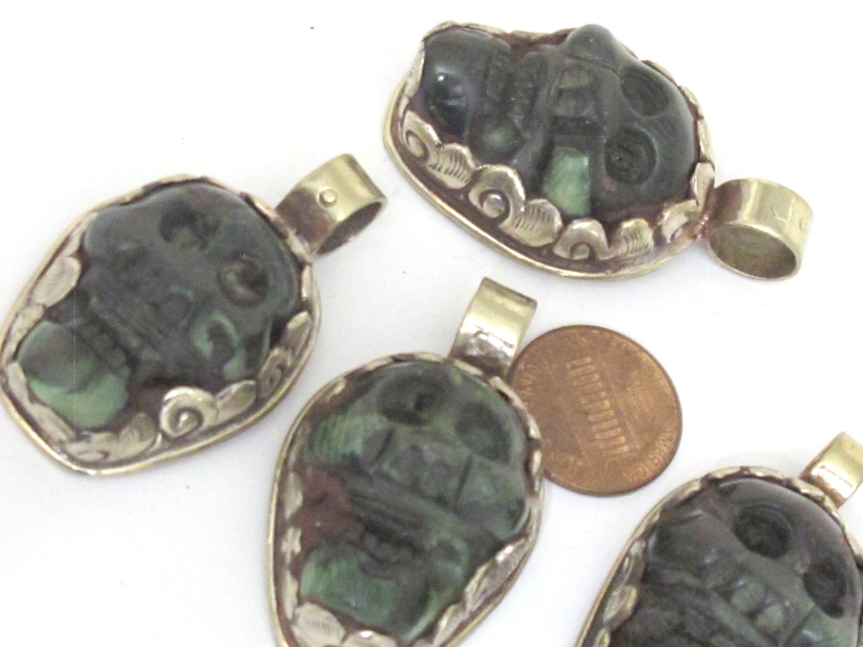 1 Pendant - Gorgeous tribal carved skeleton skull head face green agate gemstone pendant with floral carving - PM348P