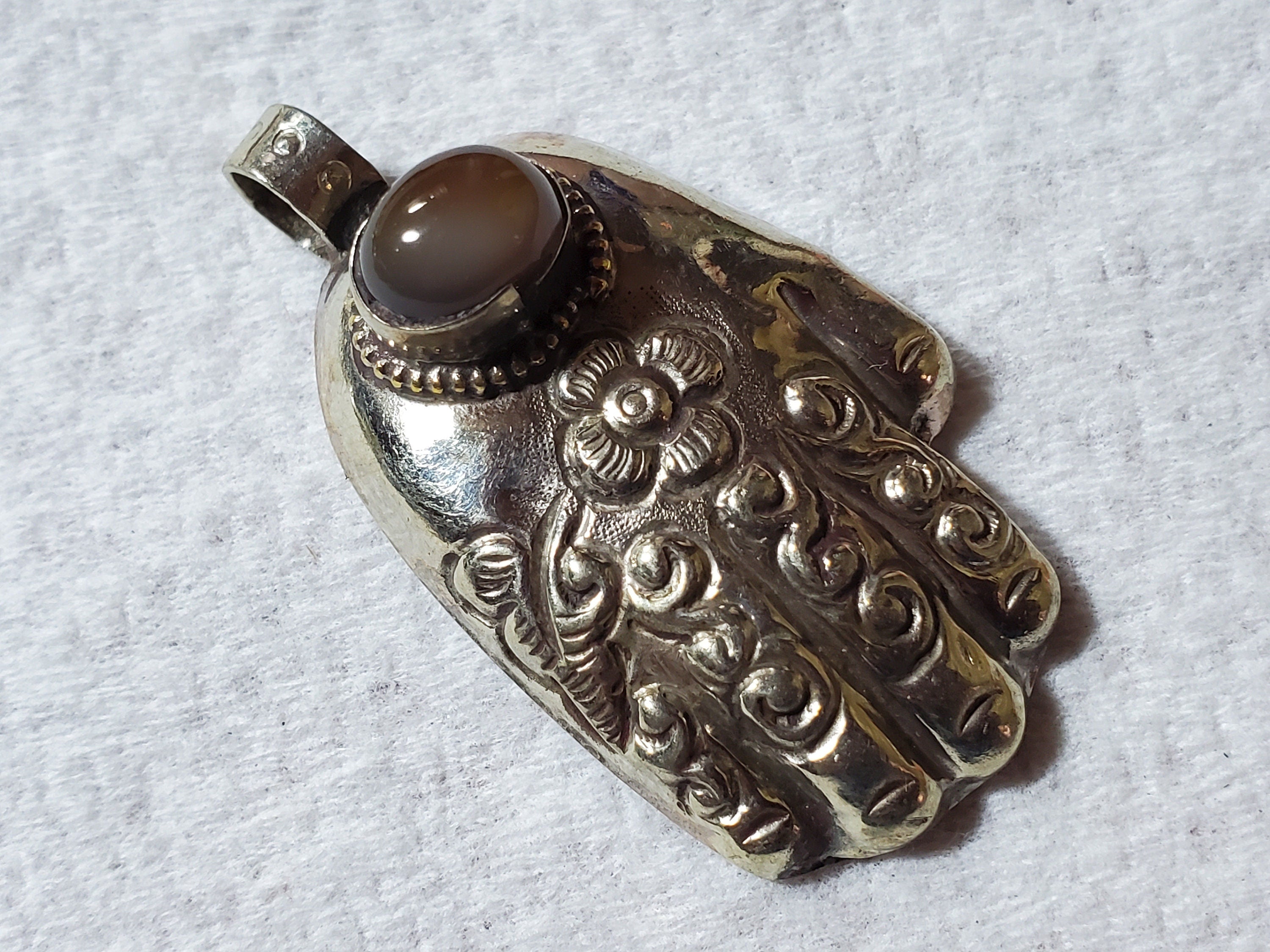 1 Pendant - Tibetan Buddha Hand hamsa floral carving agate gemstone inlaid pendant - PM438S