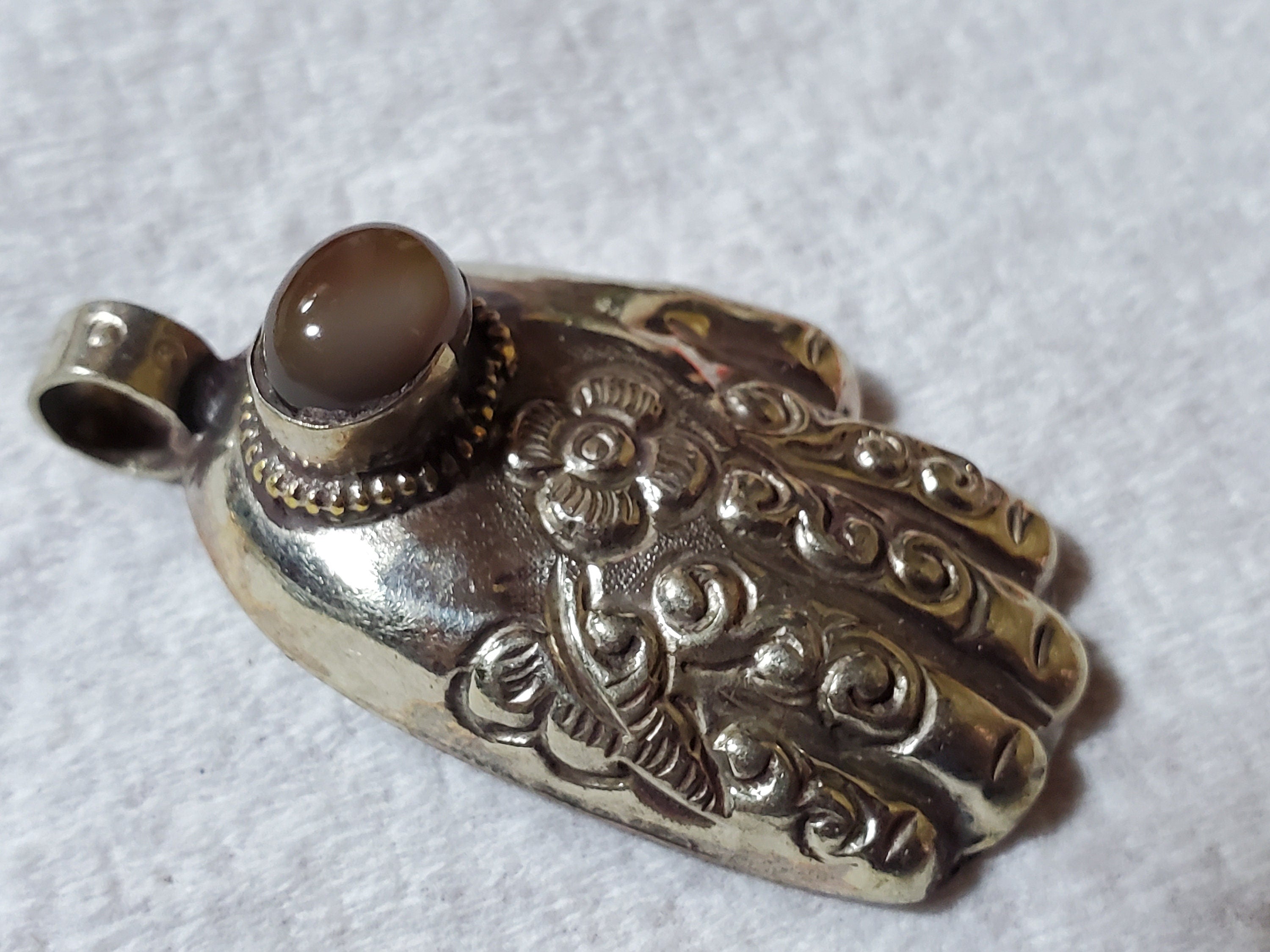 1 Pendant - Tibetan Buddha Hand hamsa floral carving agate gemstone inlaid pendant - PM438S