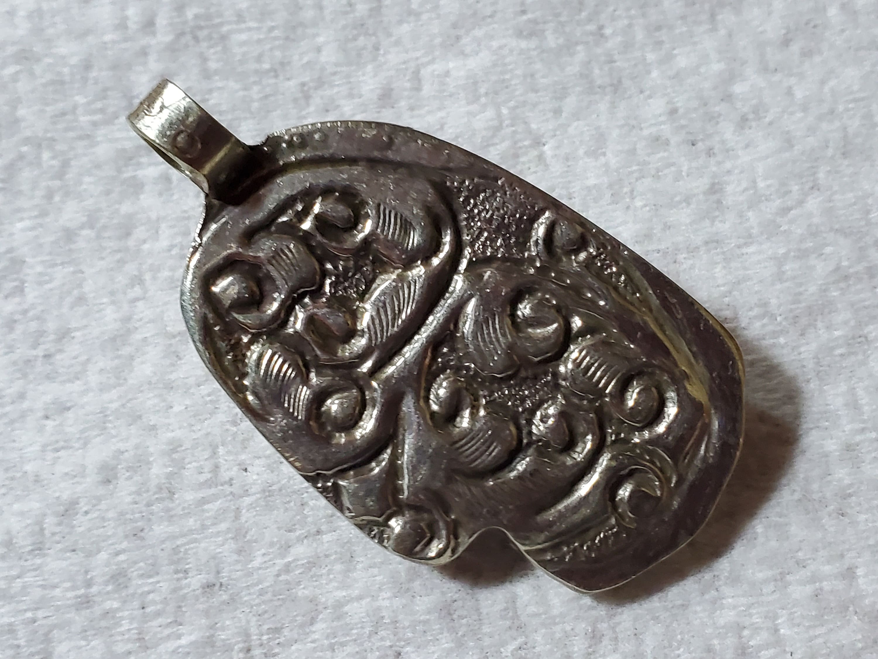 1 Pendant - Tibetan Buddha Hand hamsa floral carving agate gemstone inlaid pendant - PM438S