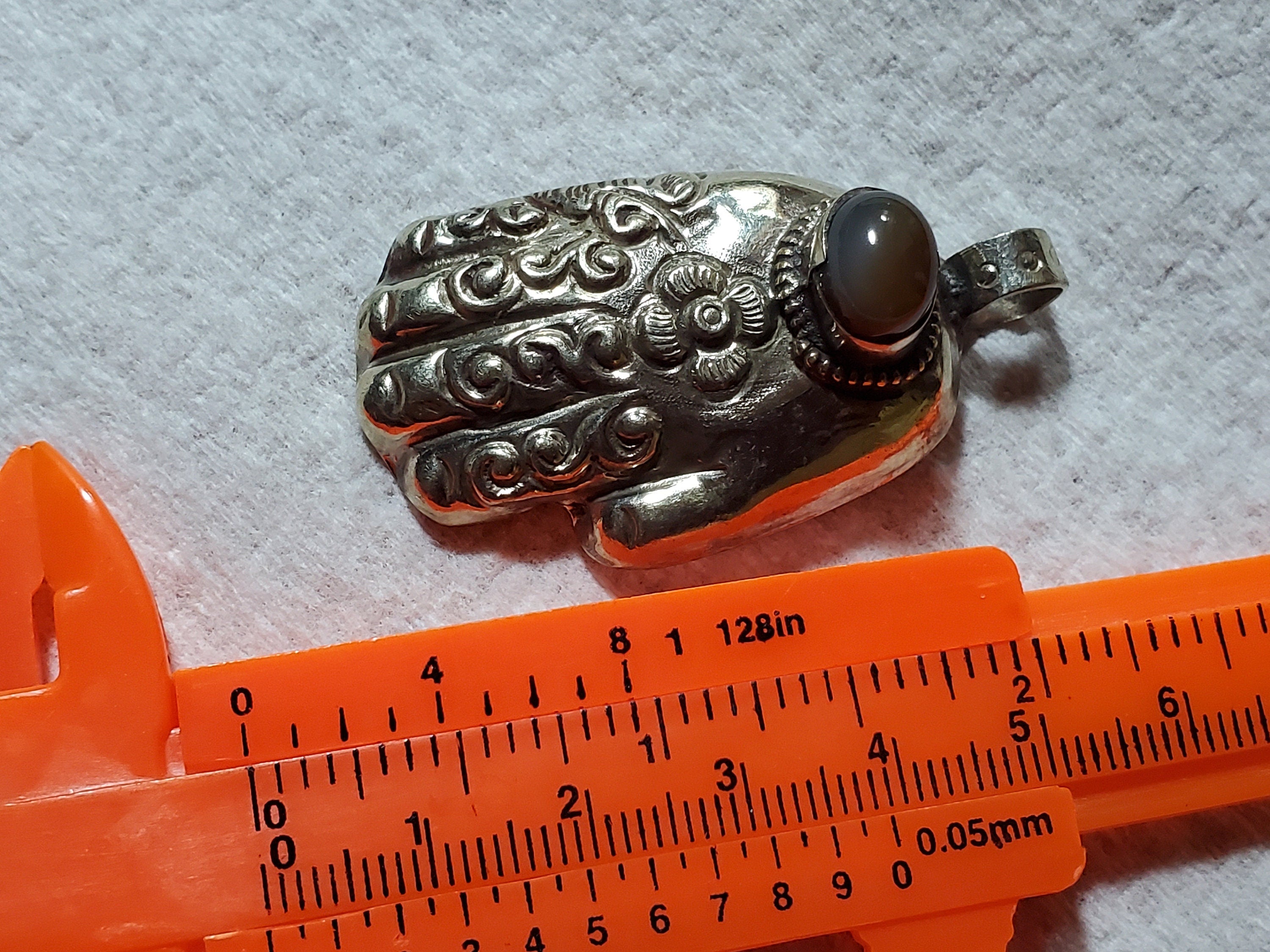 1 Pendant - Tibetan Buddha Hand hamsa floral carving agate gemstone inlaid pendant - PM438S