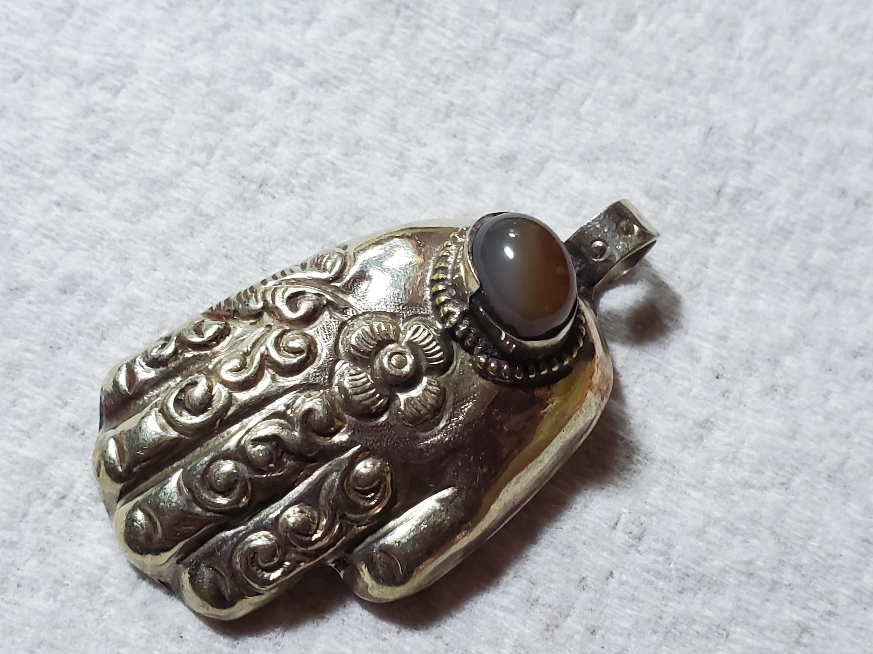 1 Pendant - Tibetan Buddha Hand hamsa floral carving agate gemstone inlaid pendant - PM438S