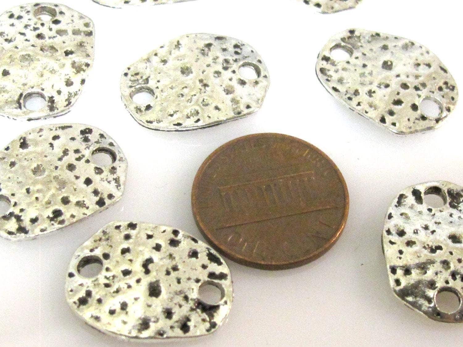 8 Beads - Oval disc shape antiqued silver tone connector beads 20 mm x 15 mm - BD940