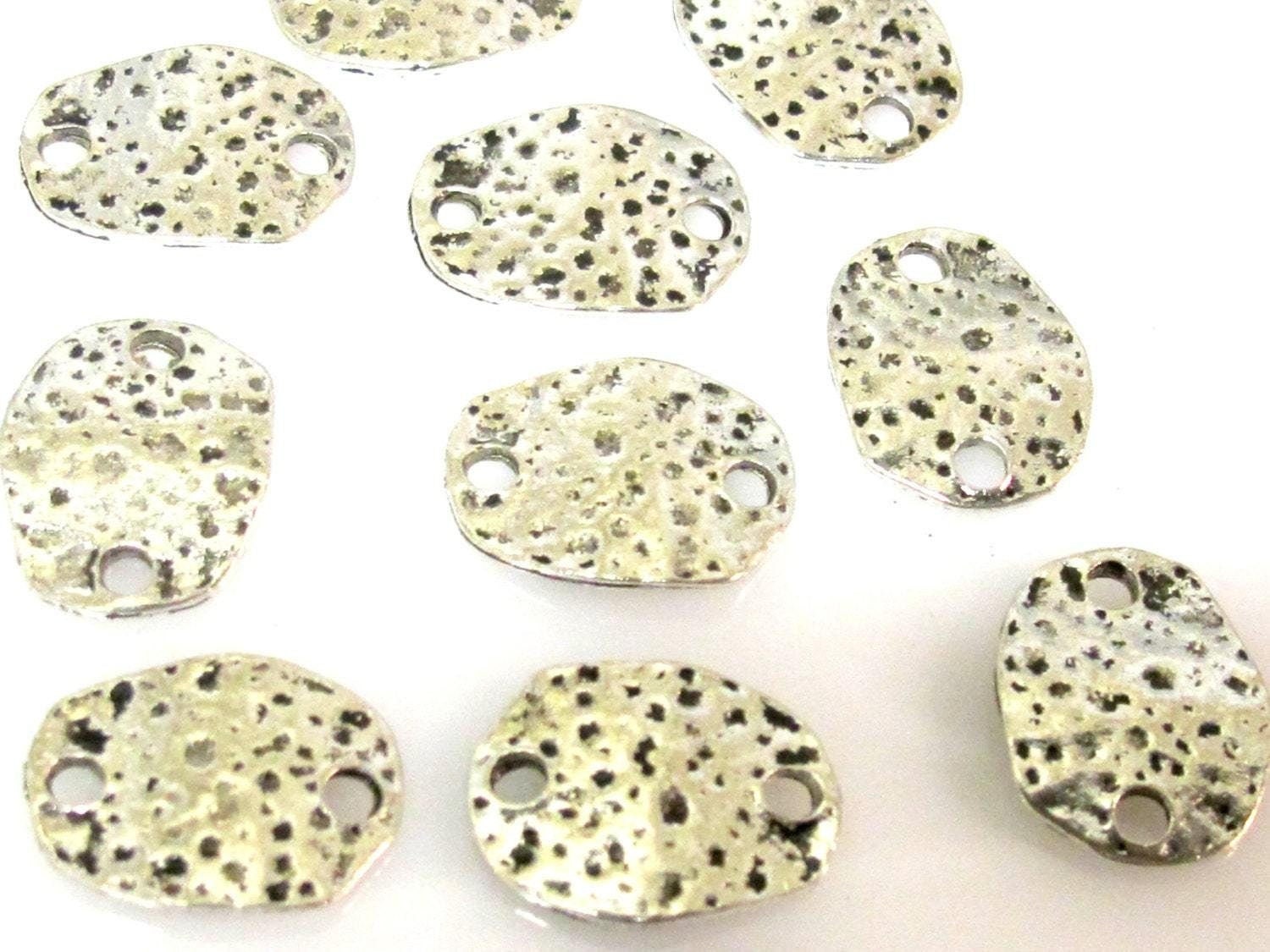 8 Beads - Oval disc shape antiqued silver tone connector beads 20 mm x 15 mm - BD940