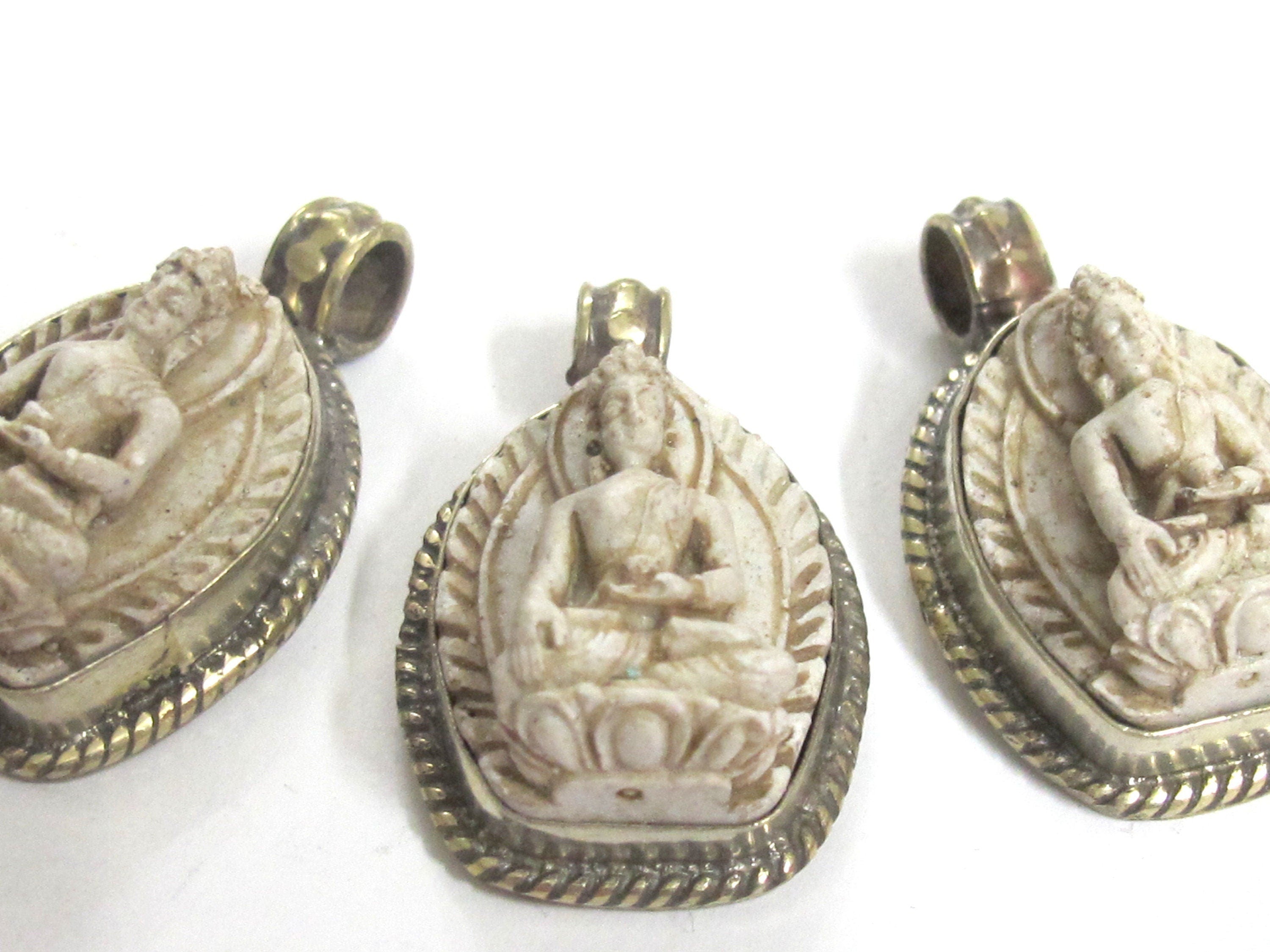 Small size cream color Tibetan Buddha pendant from Nepal - 1 pendant - PS005C