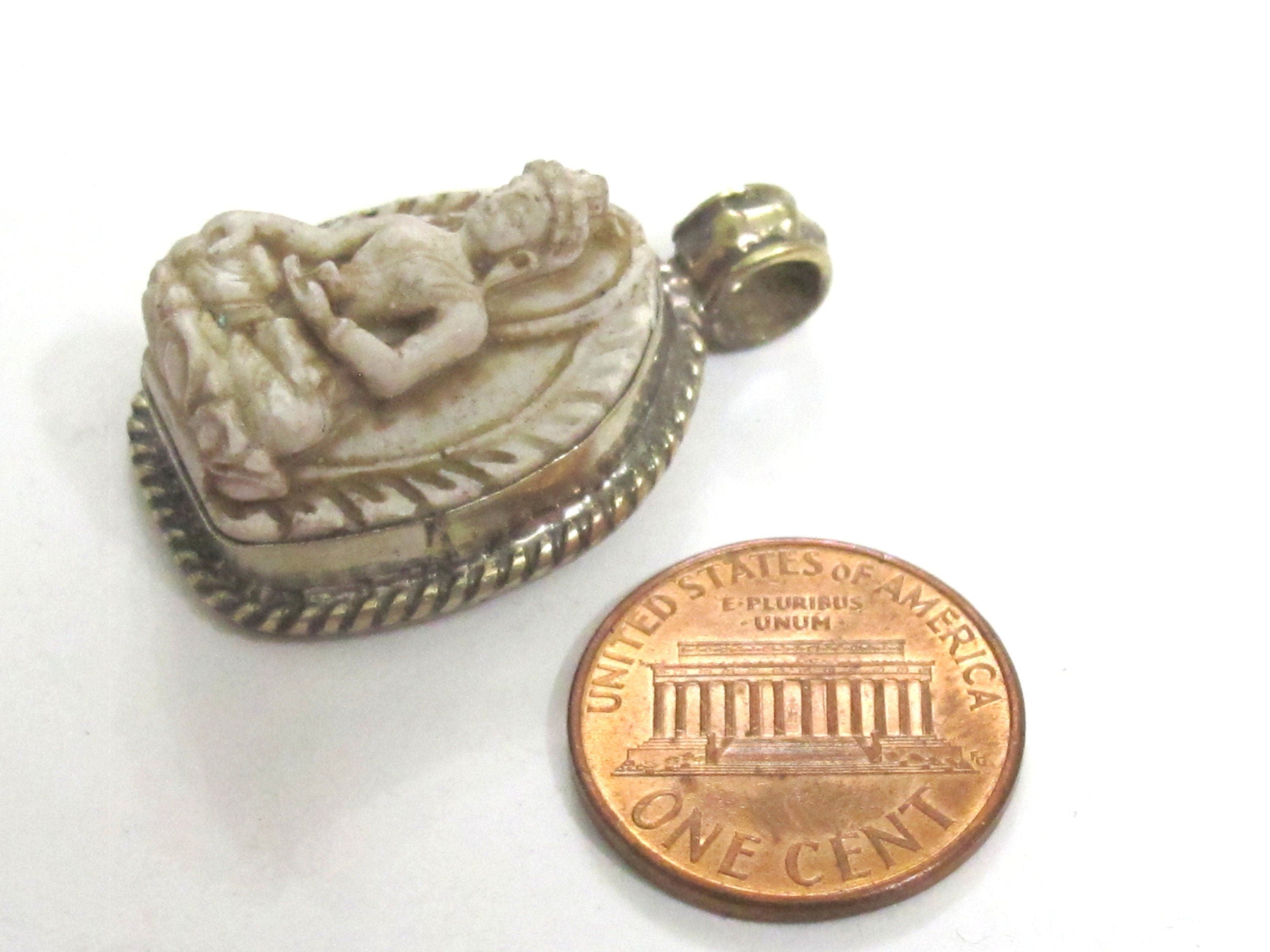 Small size cream color Tibetan Buddha pendant from Nepal - 1 pendant - PS005C