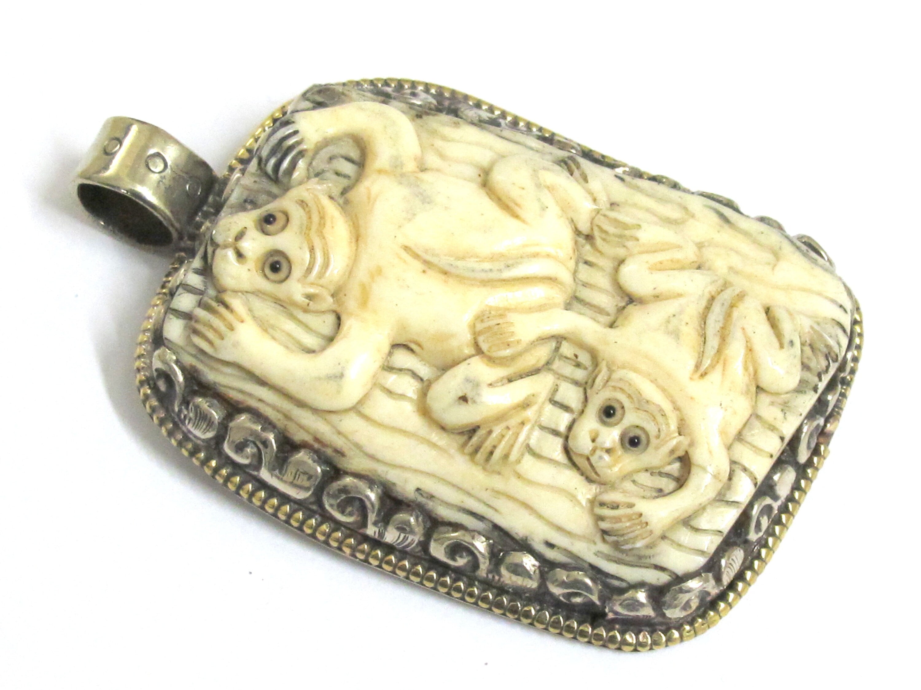 1 Pendant - Large Ethnic Tibetan carved recycled cattle bone frog design pendant with flower carving on reverse side - PB001D