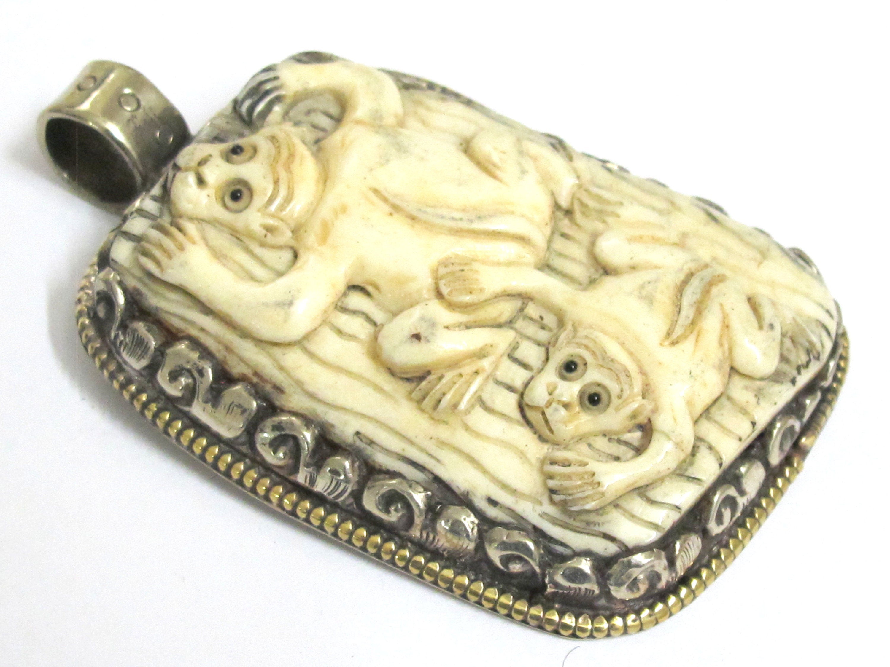 1 Pendant - Large Ethnic Tibetan carved recycled cattle bone frog design pendant with flower carving on reverse side - PB001D