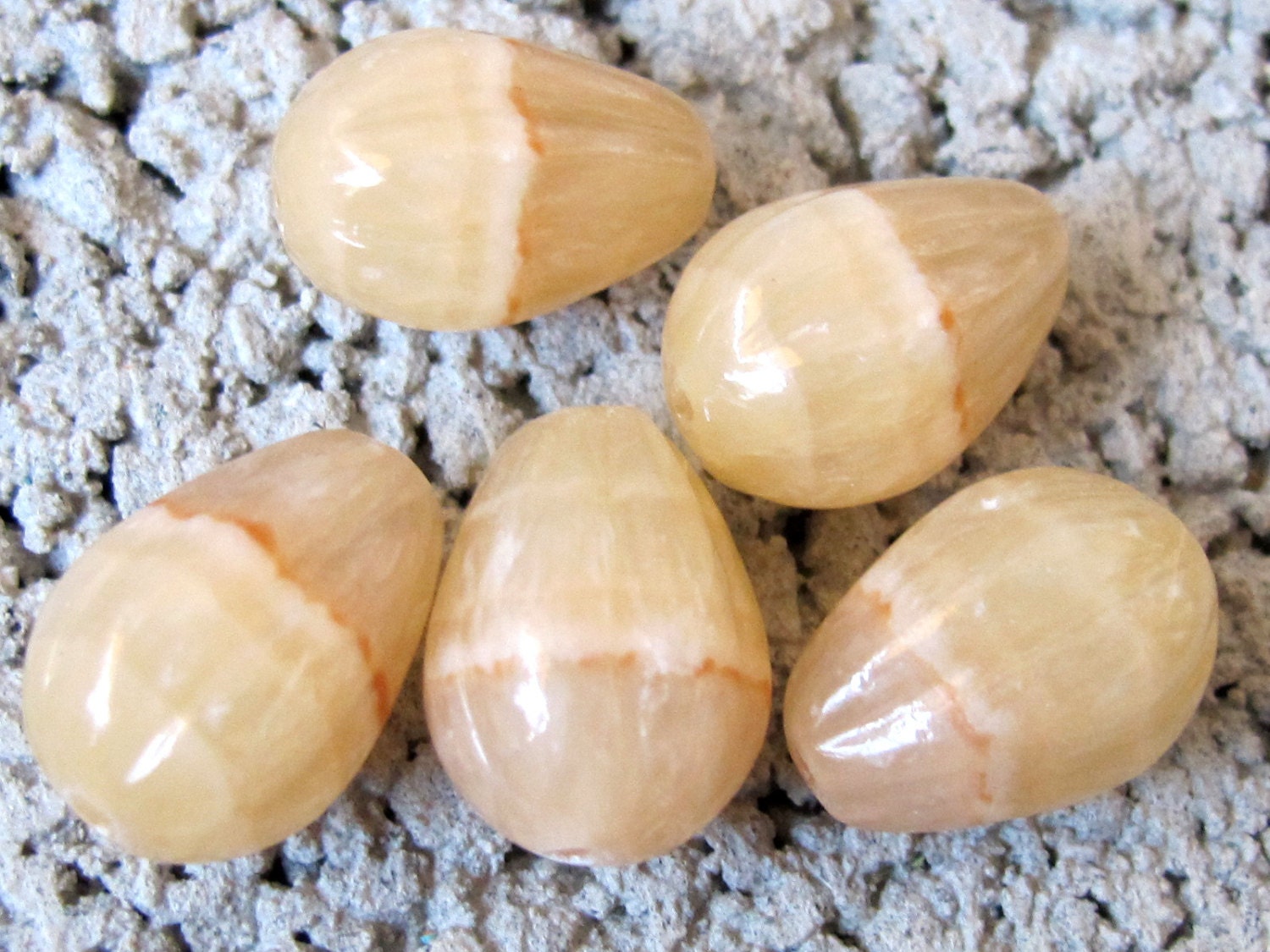 Carved honey yellow melon carved agate gemstone beads - 2 beads - GM048