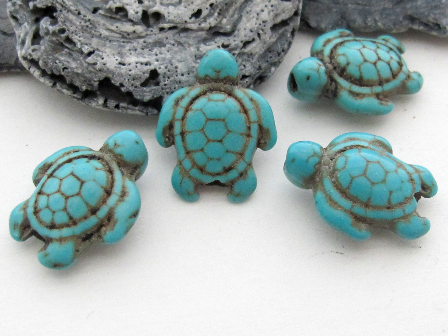 2 Beads-Howlite turquoise Carved Turtle charm beads - GM068