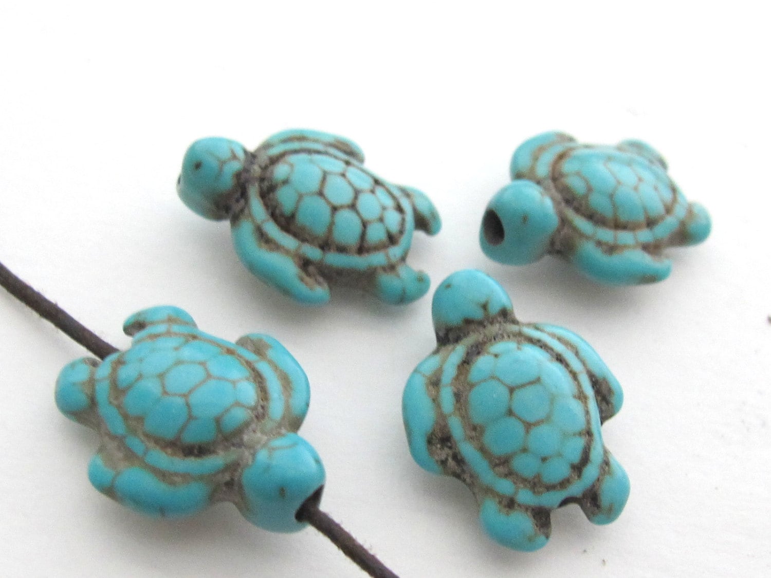 2 Beads-Howlite turquoise Carved Turtle charm beads - GM068