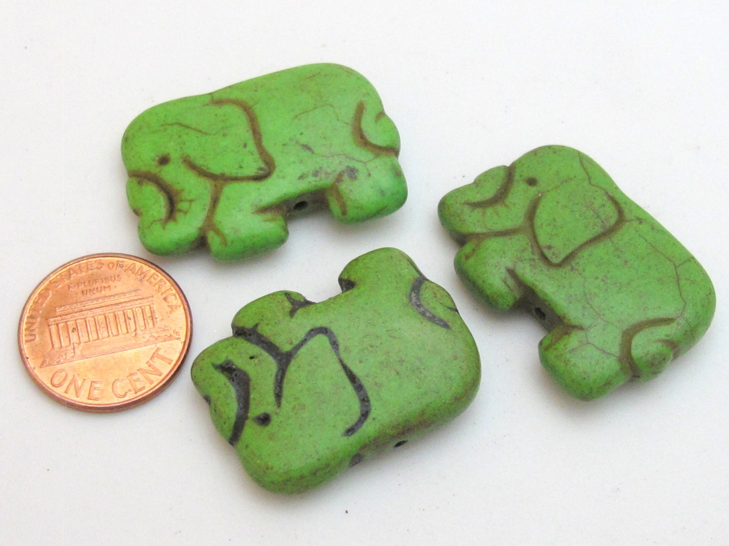 Green howlite elephant shape bead pendant - 1 bead - GM242D