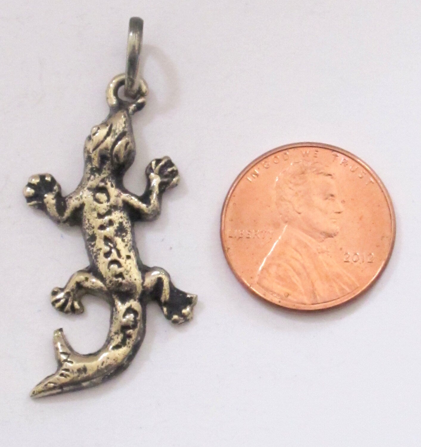 Tibetan gecko alligator lizard charm pendant from Nepal - CP031E