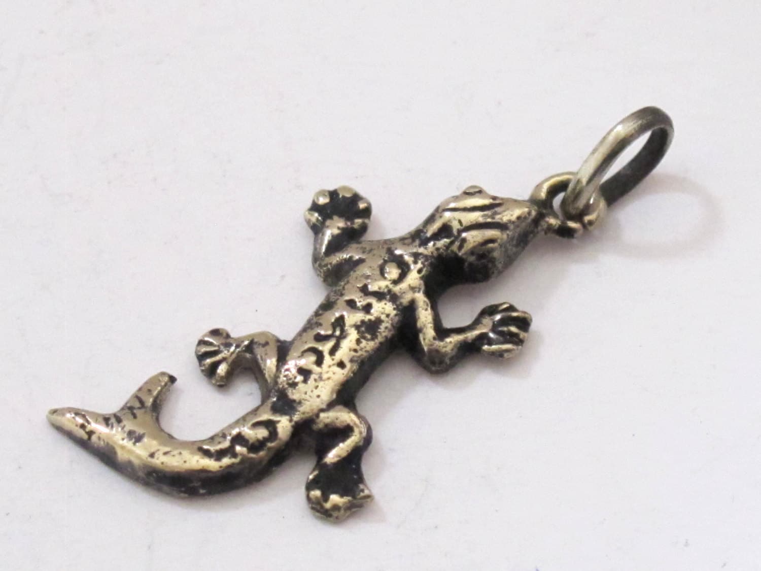 Tibetan gecko alligator lizard charm pendant from Nepal - CP031E