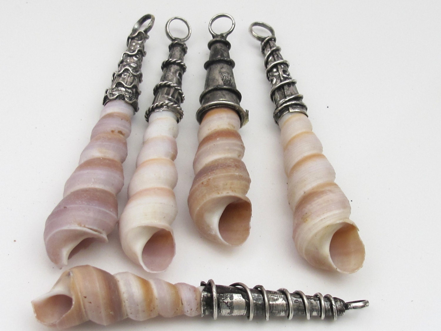 Ethnic capped bail turitella shell pendant - 1 piece - SP033B