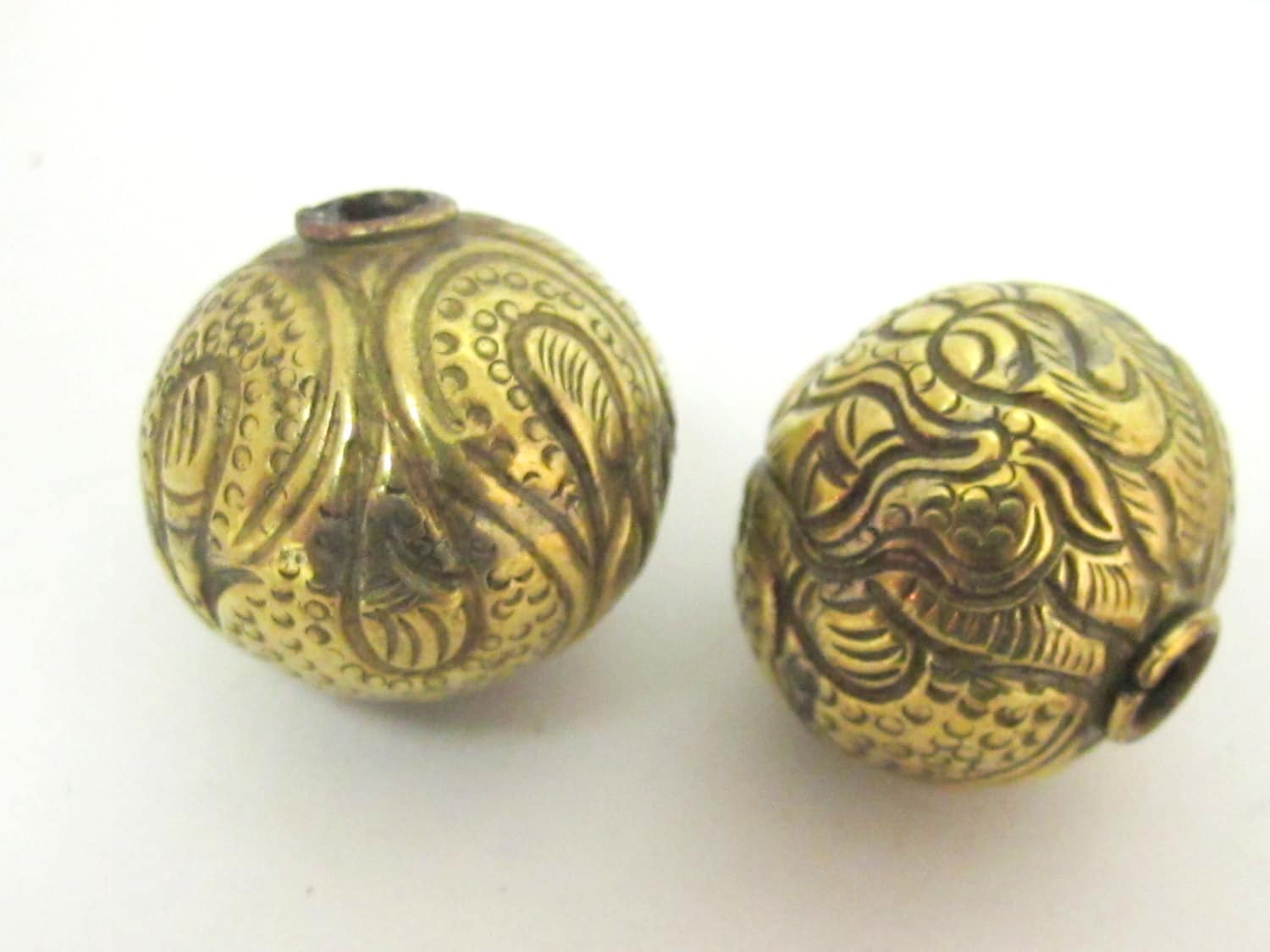2 BEADS - Nepal brass beads Tibetan beads Large Size 20 mm Tibetan brass repousse oval rondele shape beads - BD608C