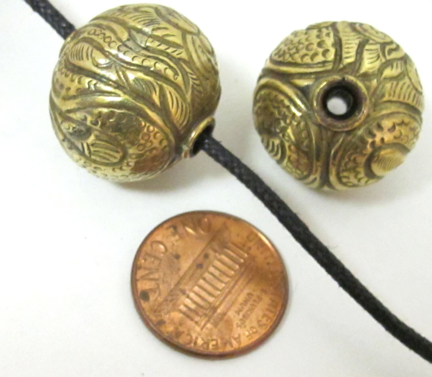 2 BEADS - Nepal brass beads Tibetan beads Large Size 20 mm Tibetan brass repousse oval rondele shape beads - BD608C