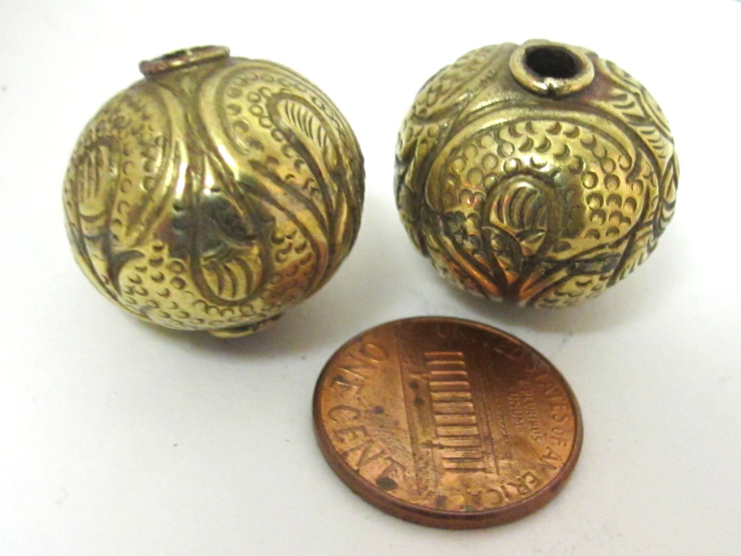 2 BEADS - Nepal brass beads Tibetan beads Large Size 20 mm Tibetan brass repousse oval rondele shape beads - BD608C
