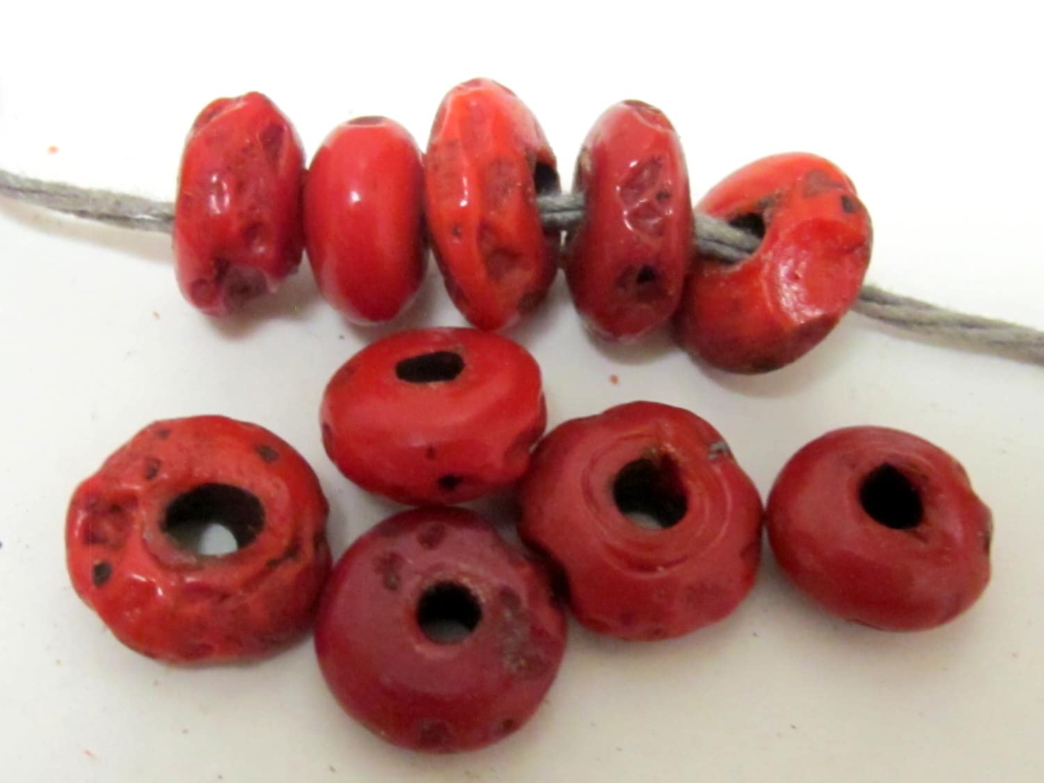 10 BEADS - Red sherpa Nepalese Glass beads - BD610A