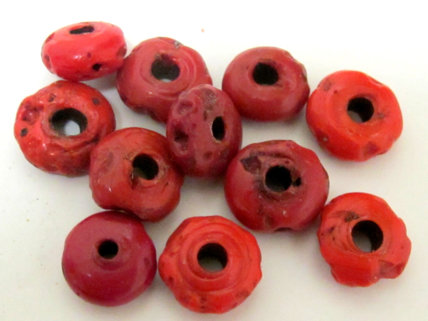 10 BEADS - Red sherpa Nepalese Glass beads - BD610A