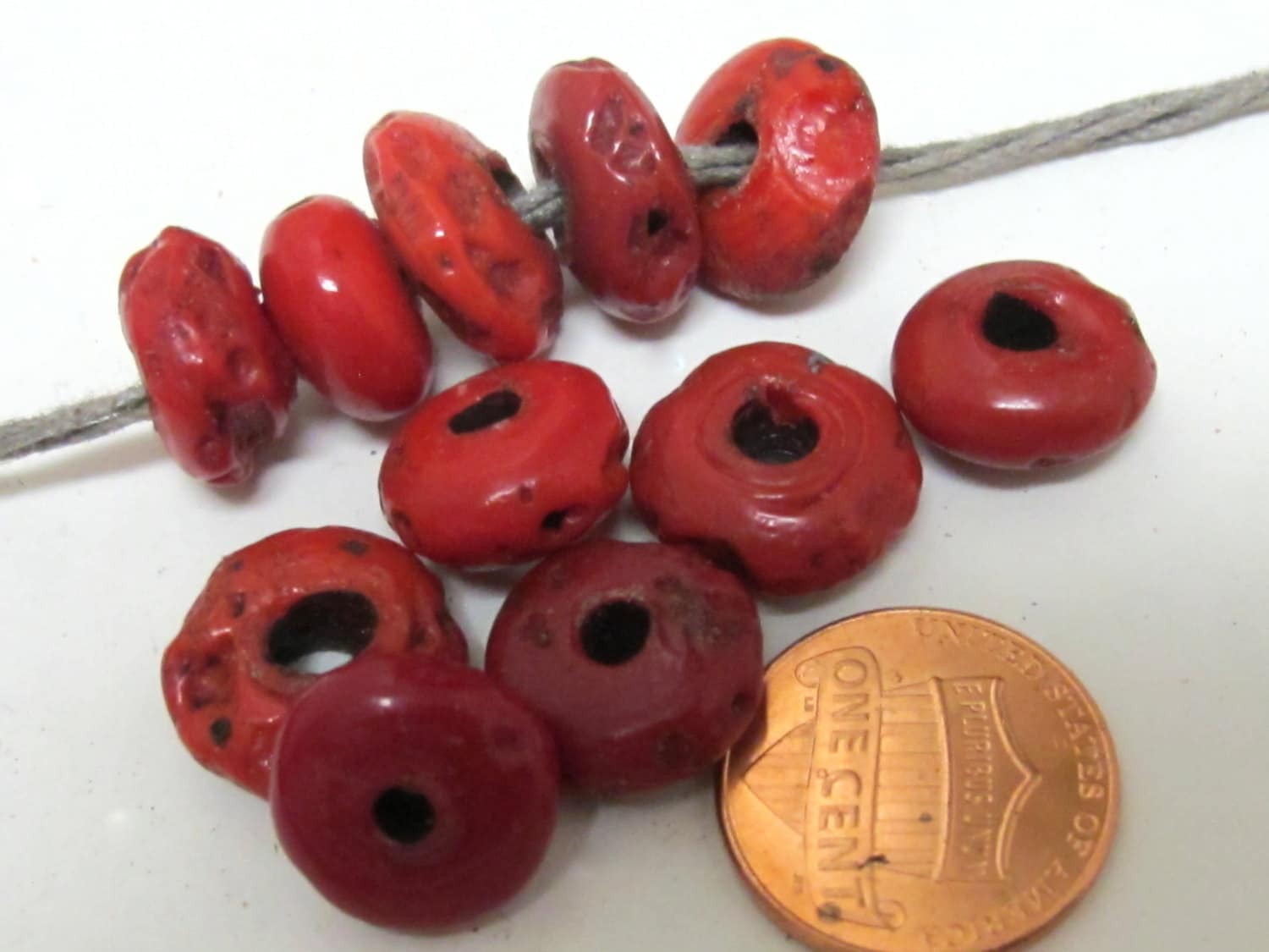 10 BEADS - Red sherpa Nepalese Glass beads - BD610A