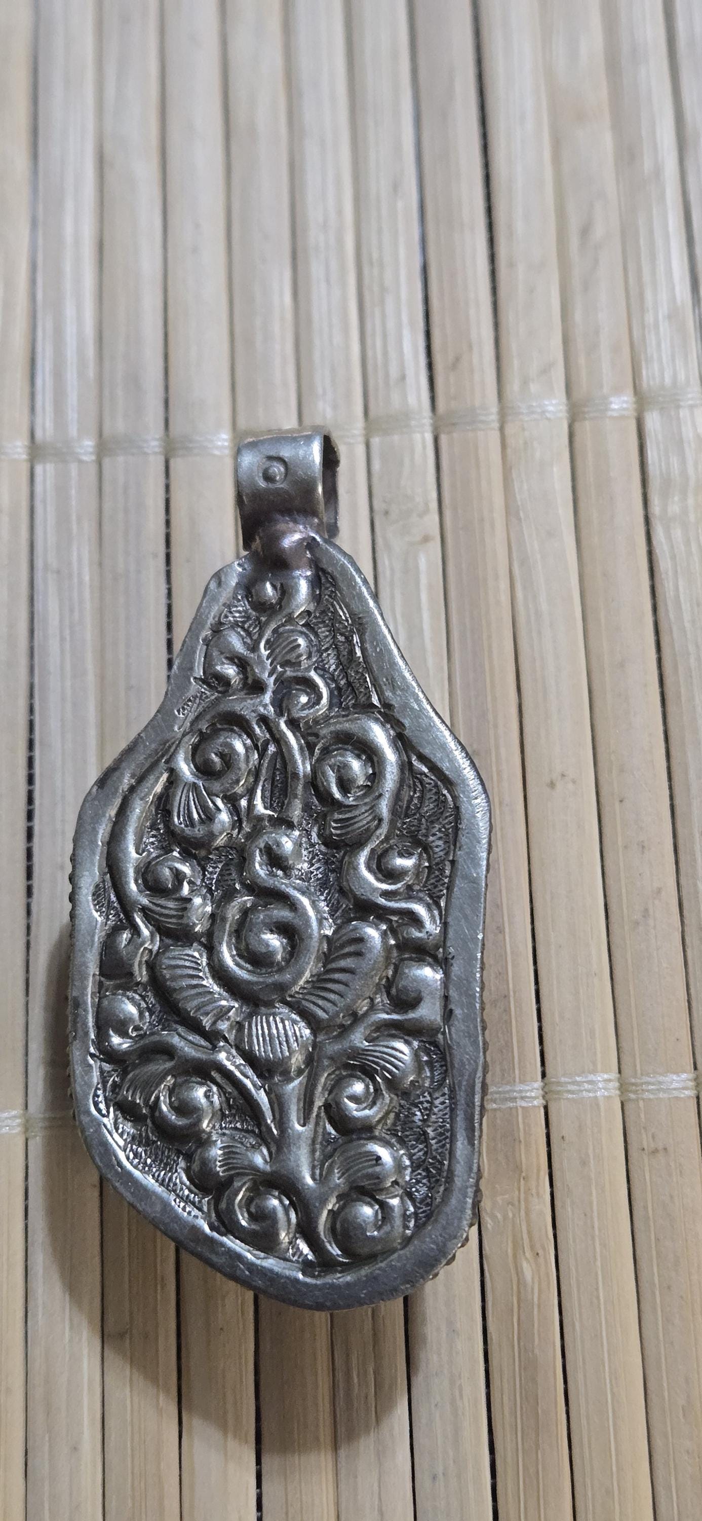Tibetan Nepal Crocodile alligator Pendant carved recycled cattle Bone | Floral design Backside | Spiritual Nature Symbol PM004J