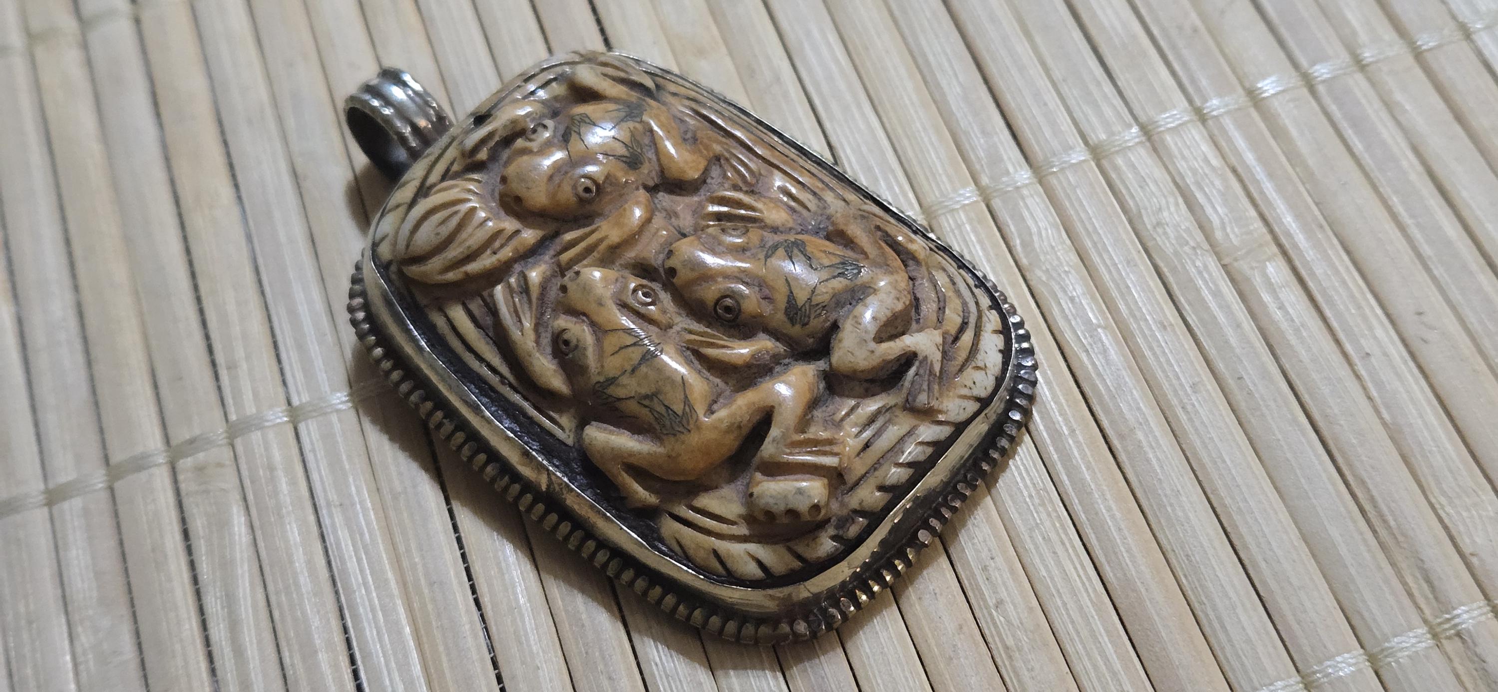 1 Pendant - Large Ethnic Tibetan carved recycled cattle bone frog family design pendant with flower carving on reverse side - PM006L
