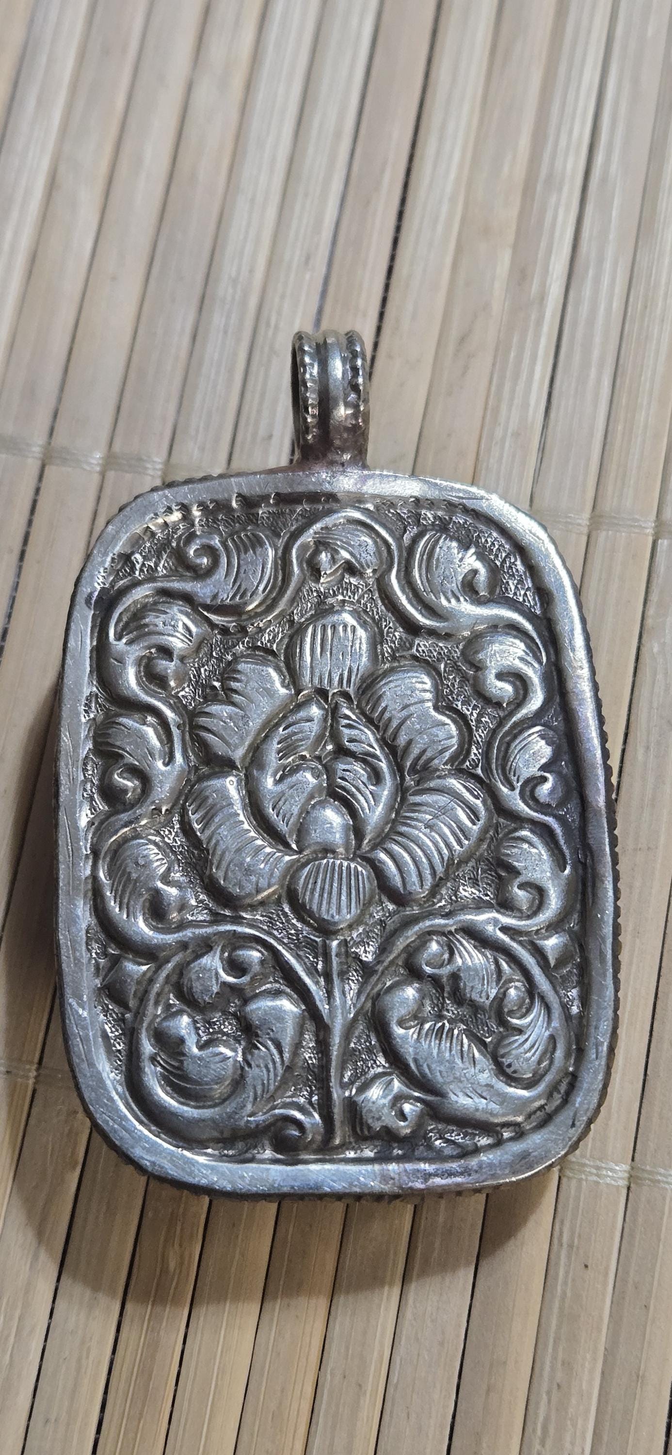 1 Pendant - Large Ethnic Tibetan carved recycled cattle bone frog family design pendant with flower carving on reverse side - PM006L