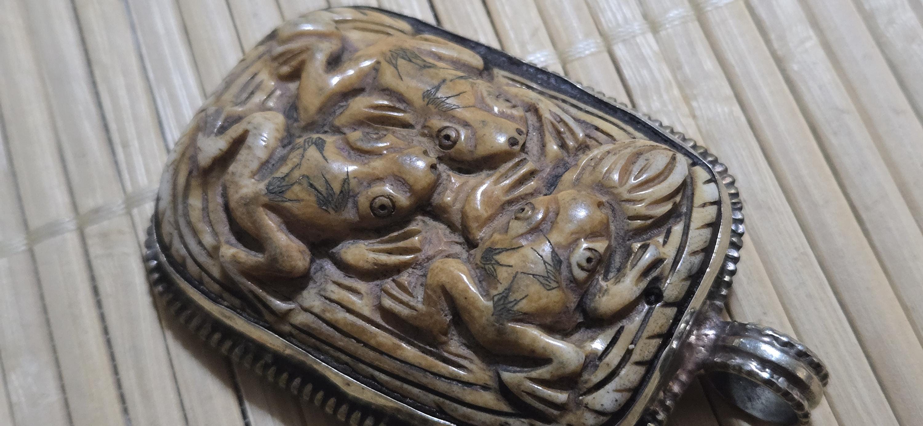 1 Pendant - Large Ethnic Tibetan carved recycled cattle bone frog family design pendant with flower carving on reverse side - PM006L