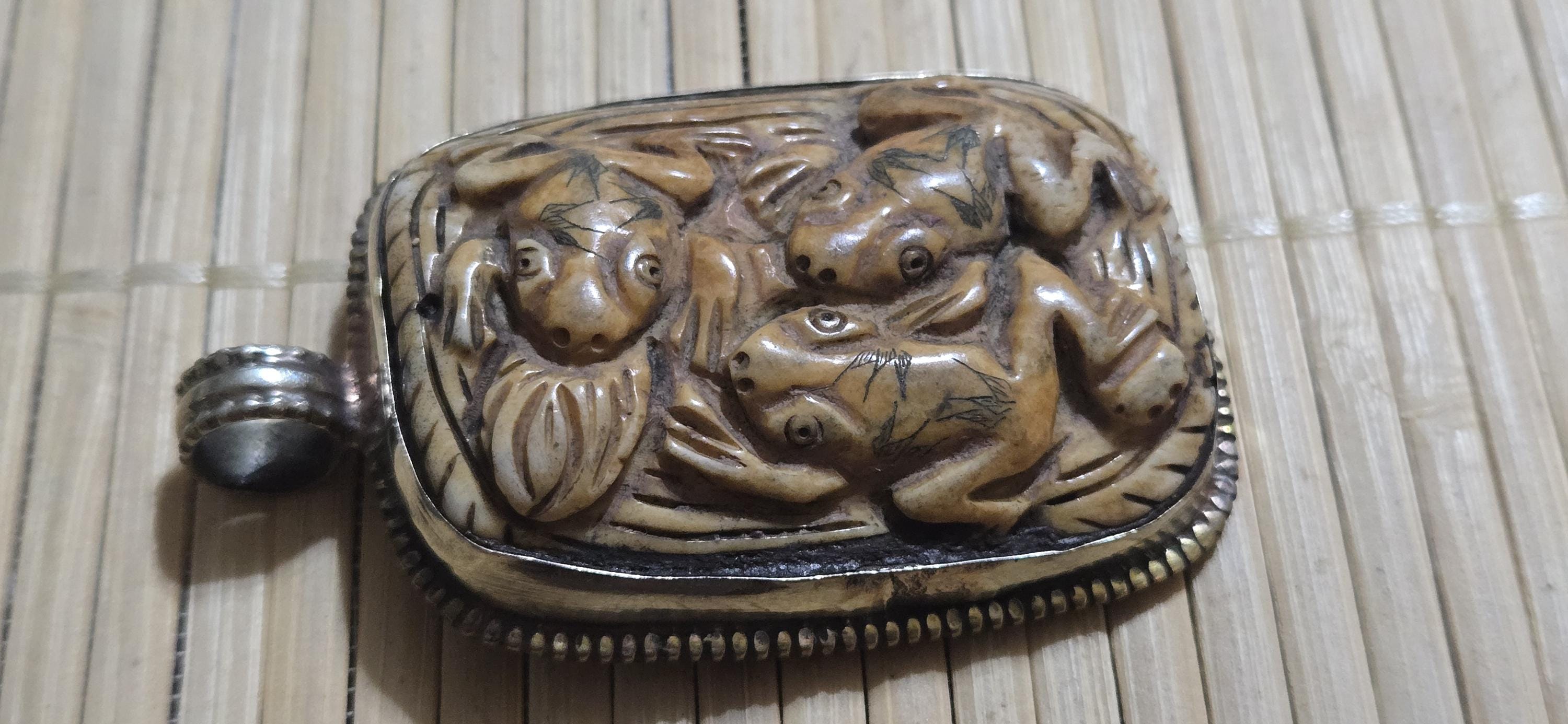 1 Pendant - Large Ethnic Tibetan carved recycled cattle bone frog family design pendant with flower carving on reverse side - PM006L