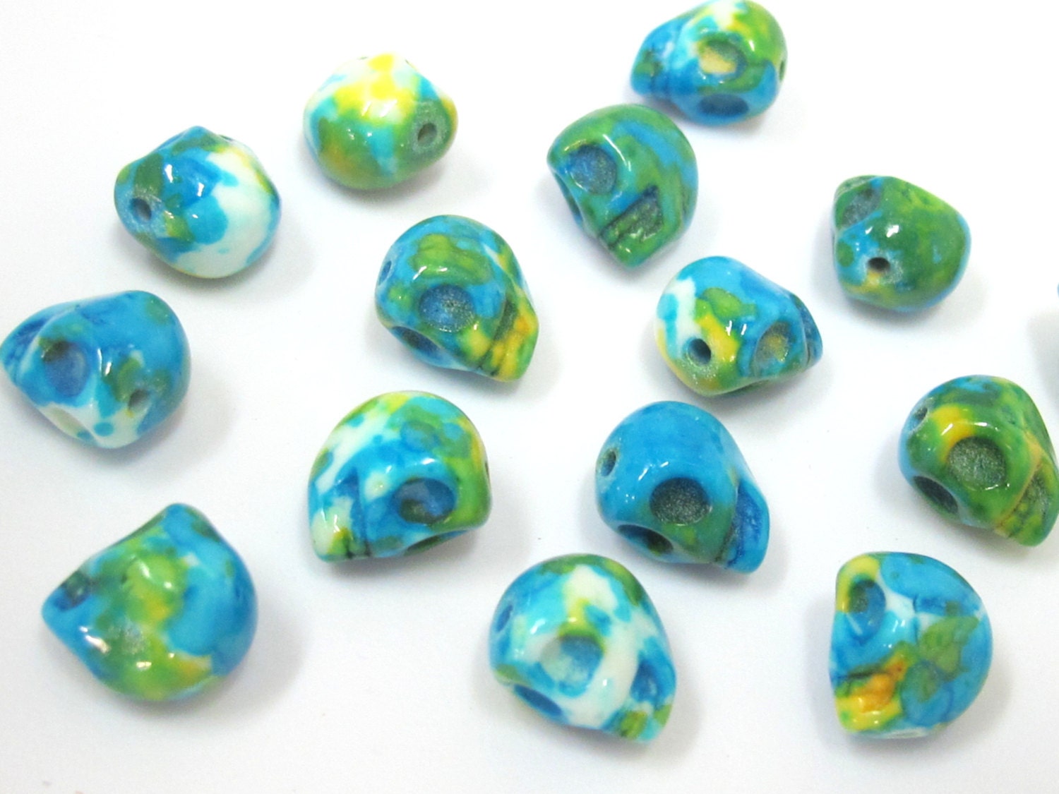 4 Beads - Teal Blue color dyed jade small skull beads - GM374B