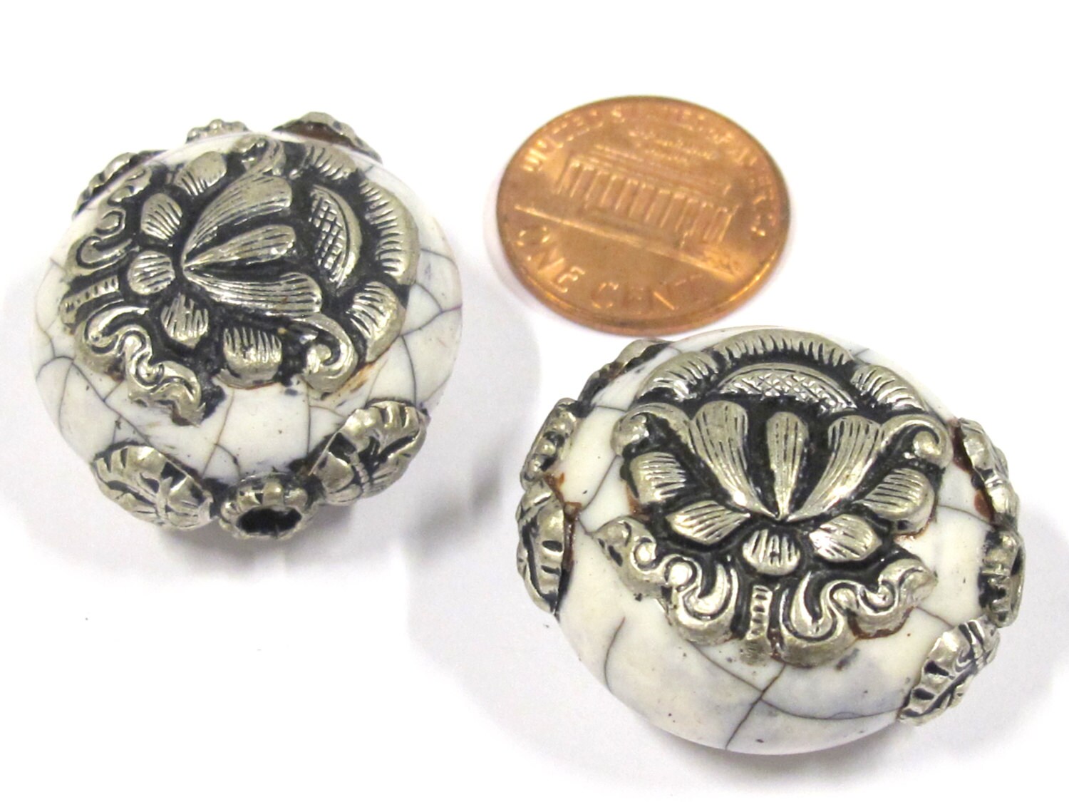 1 Bead - Beautiful large reversible white crackle resin Tibetan silver Lotus flower bead - BD791