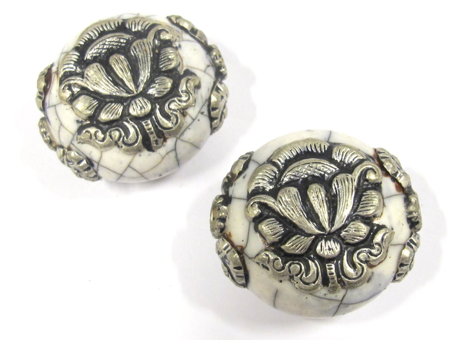 1 Bead - Beautiful large reversible white crackle resin Tibetan silver Lotus flower bead - BD791