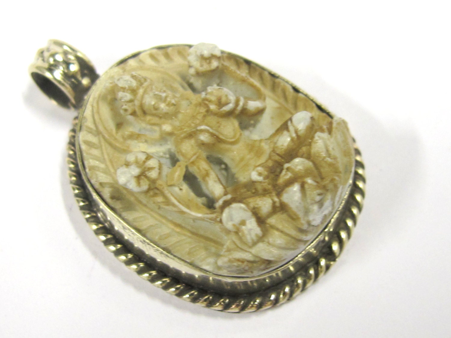 1 Pendant - Oval shape Tibetan white color Tara pendant from Nepal - PS016