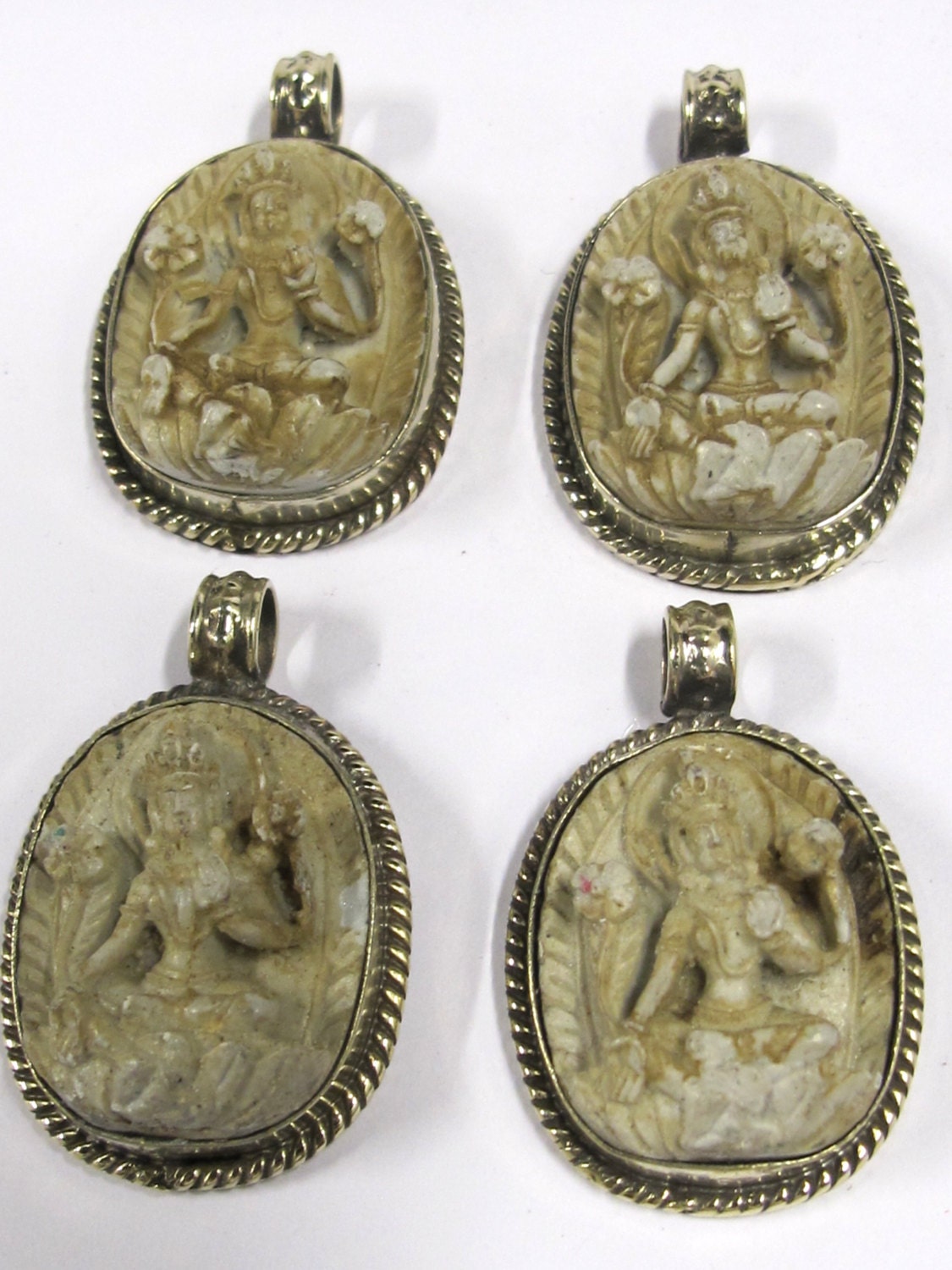 1 Pendant - Oval shape Tibetan white color Tara pendant from Nepal - PS016