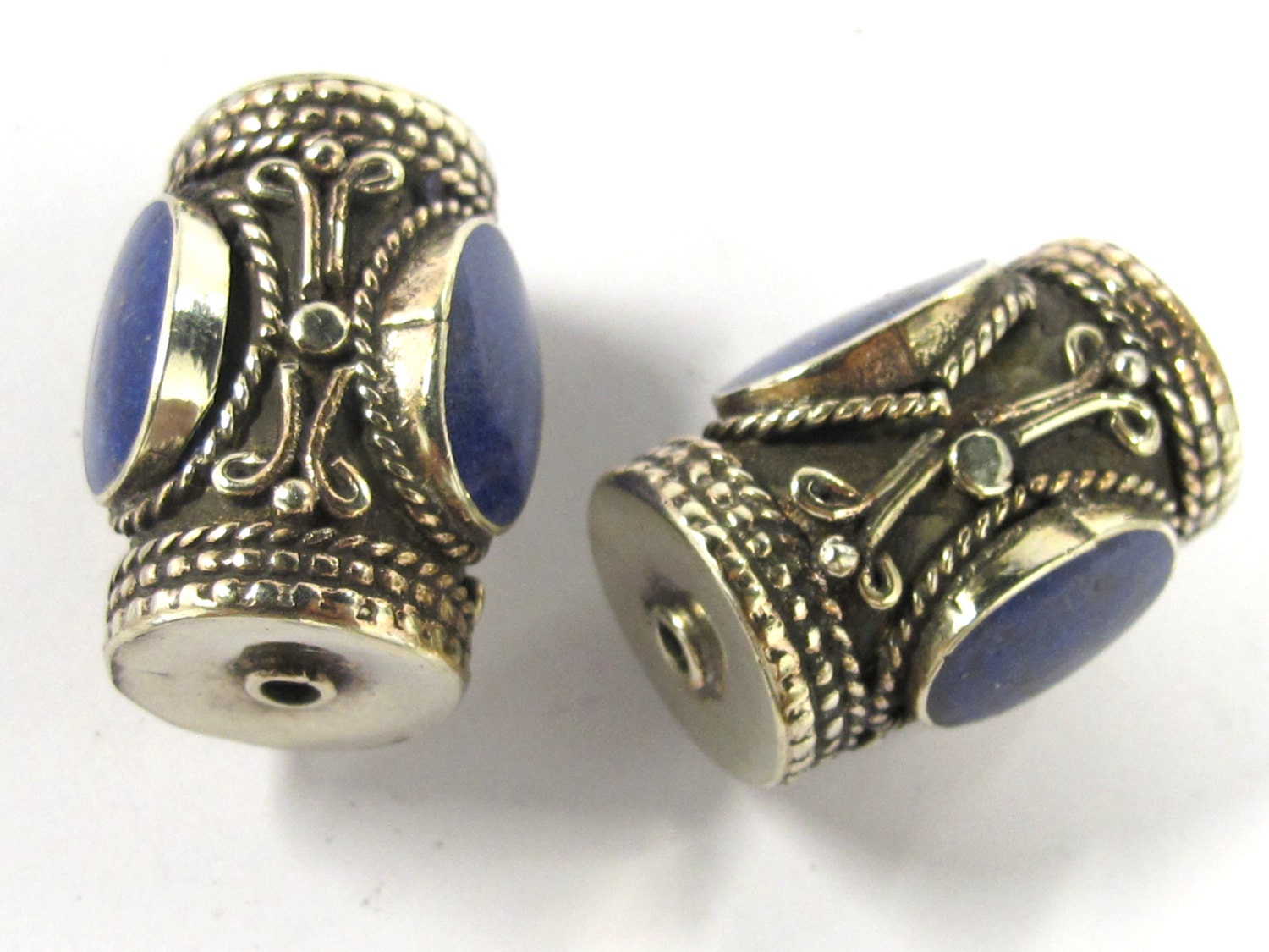 1 Bead - Large ethnic tibetan silver bead with 3 sided Lapis inlay from Nepal - BD829