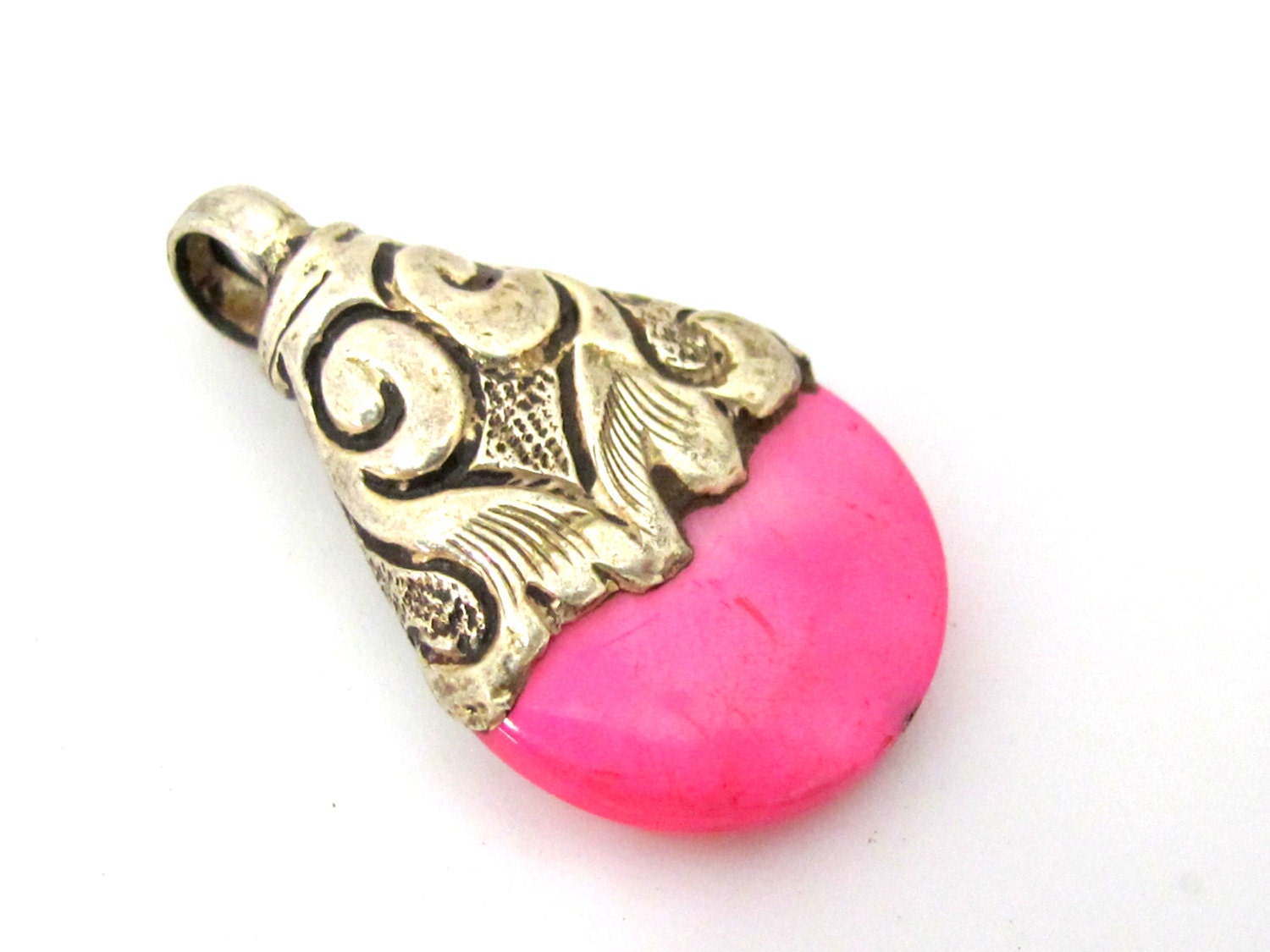 1 pendant - Sterling silver plated bail small size mother of pearl hot pink shell pendant from Nepal -SP049 - Copyright Nepalbeadshop