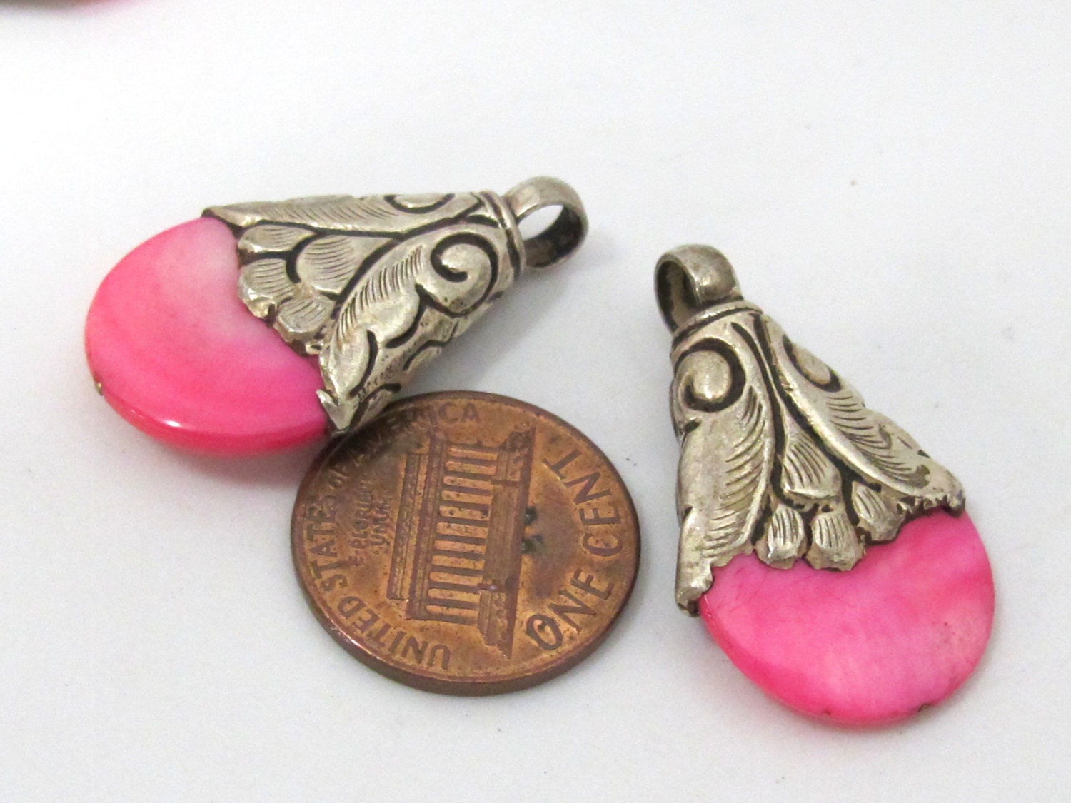 1 pendant - Sterling silver plated bail small size mother of pearl hot pink shell pendant from Nepal -SP049 - Copyright Nepalbeadshop