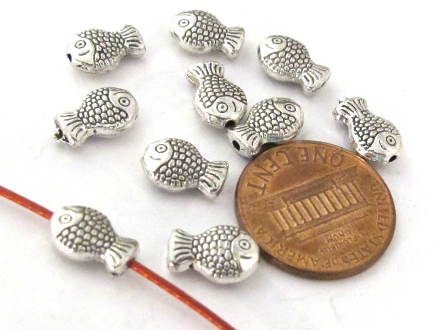 8 Beads - Cute small size fish beads antiqued silver tone - BD915