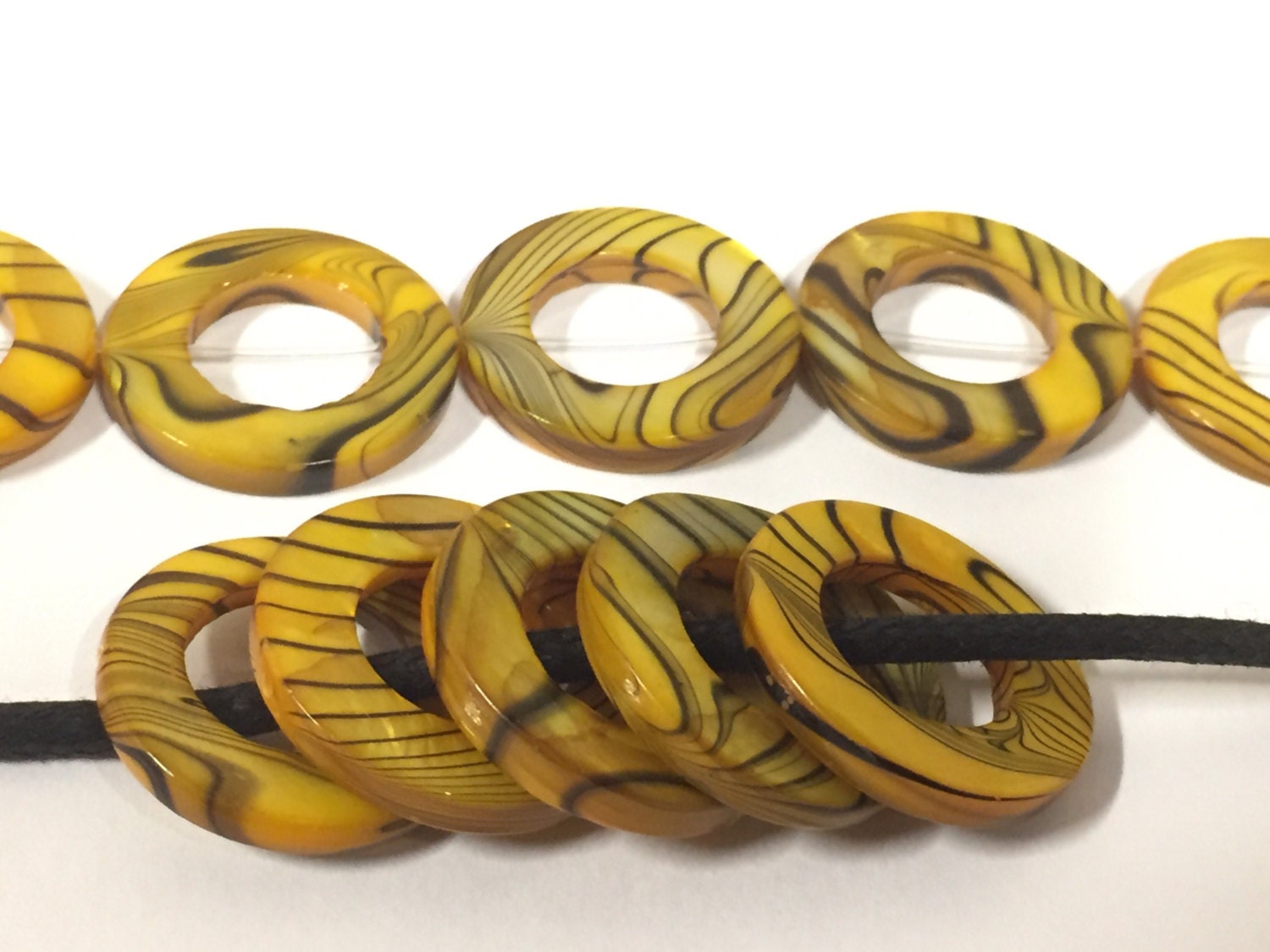 4 beads - Yellow color striped shell donut ring shape bead frames - BD943