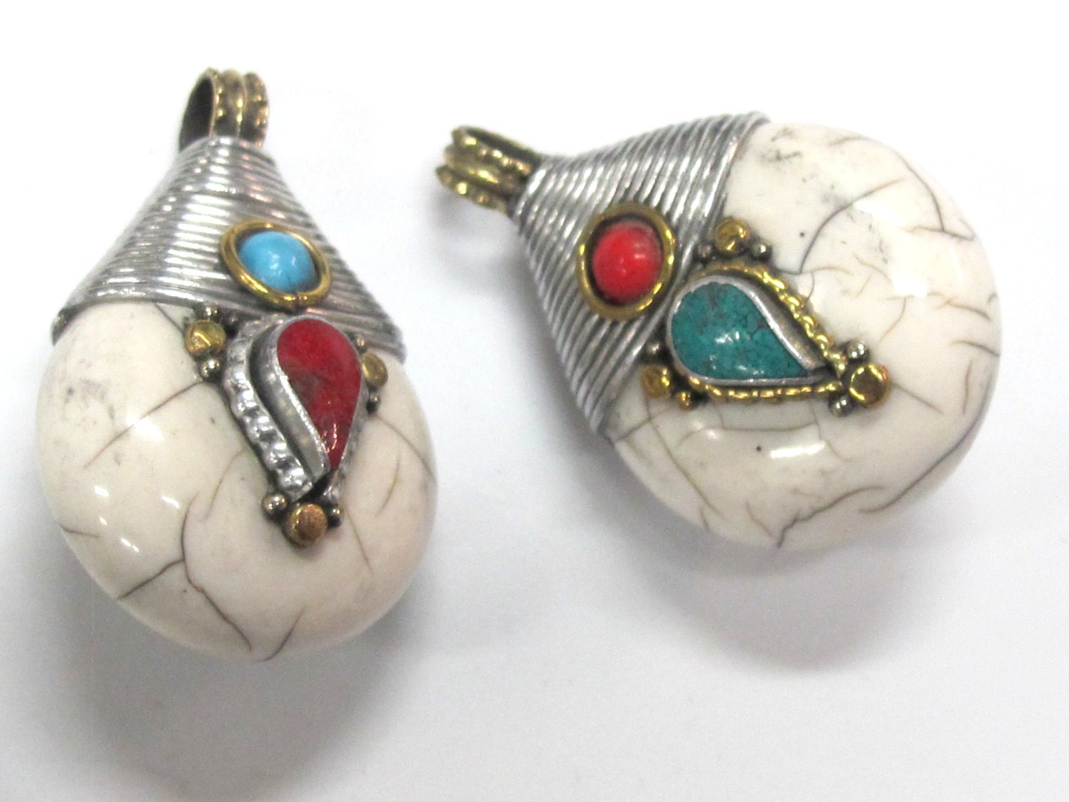 1 Pendant - Reversible Tibetan silver white crackle resin pendant with coiled wire bail design turquoise inlay - PM528