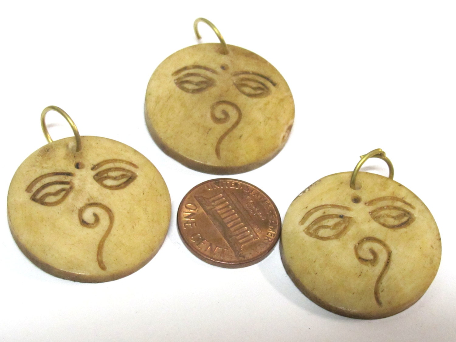 1 Pendant - Tibetan buddha eye round disc shape recycled cattle bone pendant from Nepal - PB112