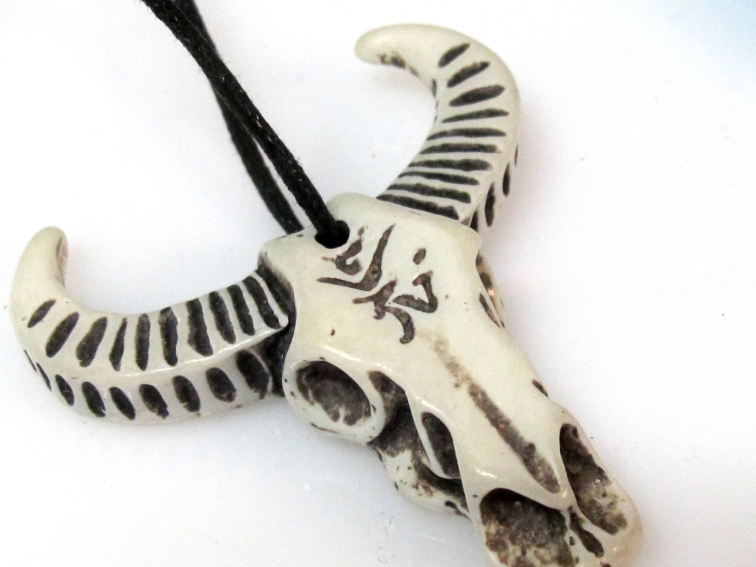 1 Pendant - Large cattle skull head double horn design resin pendant - PB111