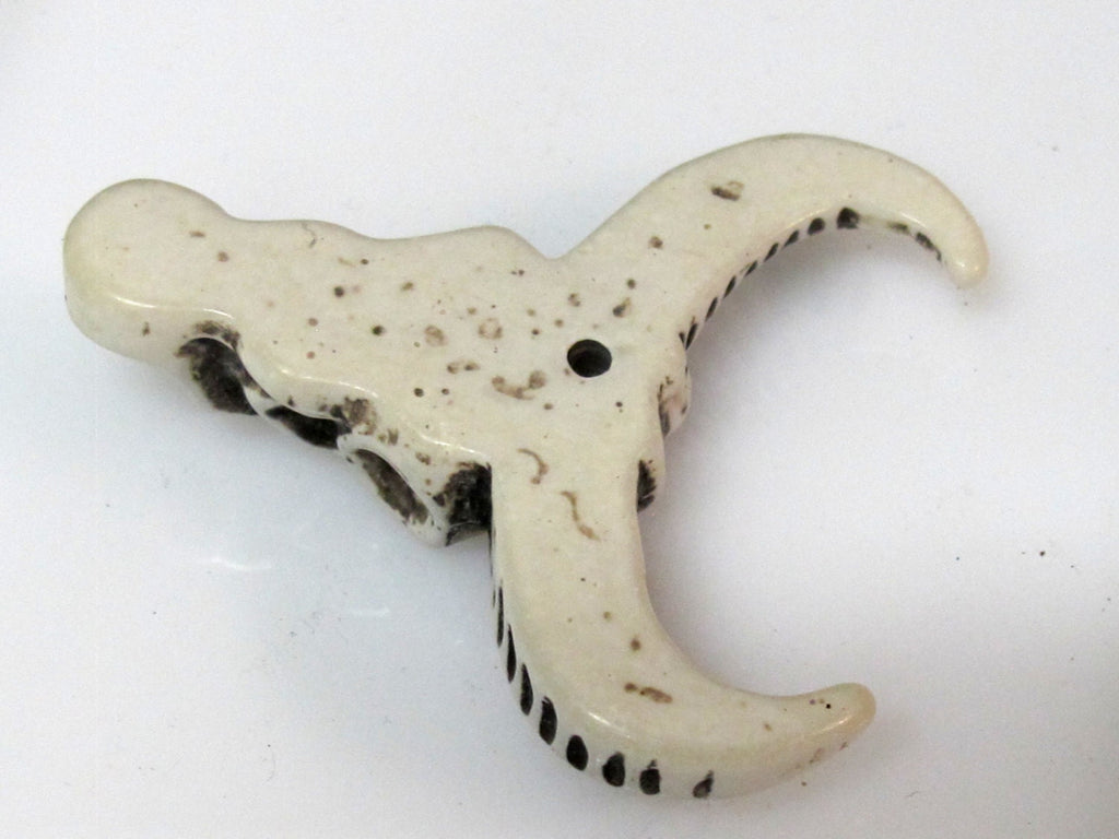 1 Pendant - Large cattle skull head double horn design resin pendant - PB111