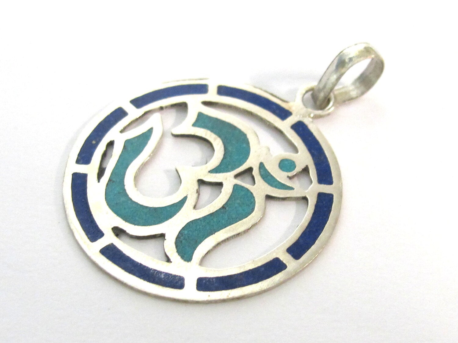 1 pendant - Sanskrit Om Round shape Nepal pendant with turquoise lapis inlay - ohm yoga charms PM540F