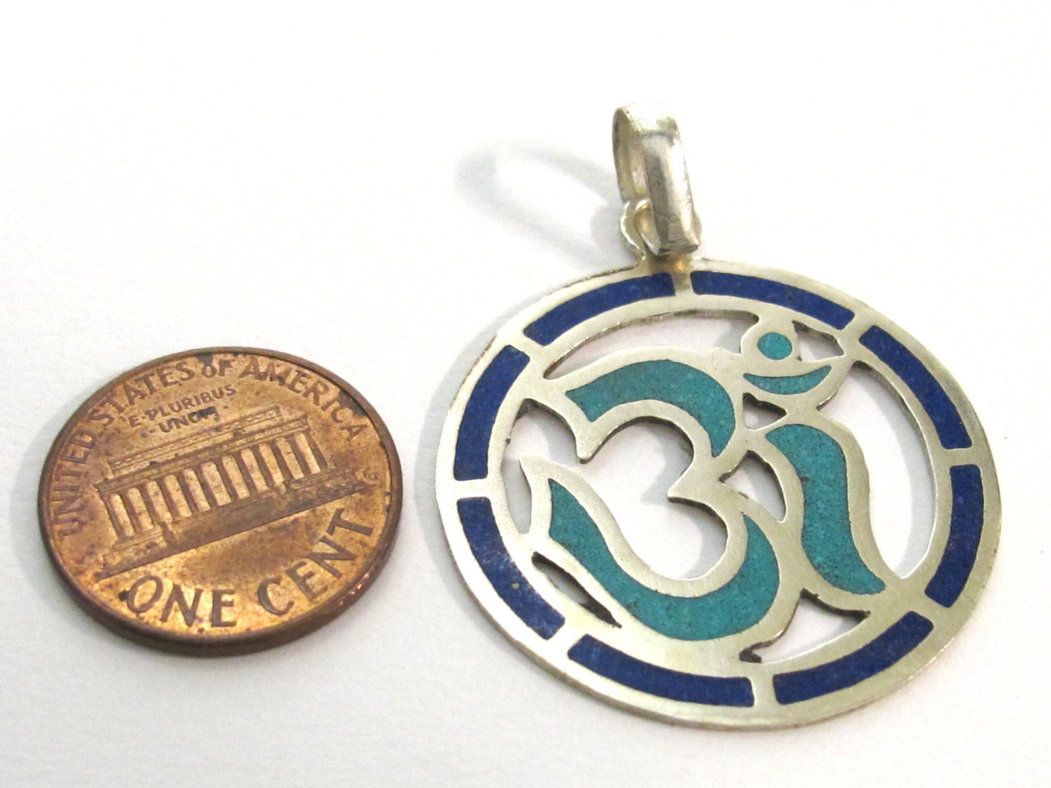 1 pendant - Sanskrit Om Round shape Nepal pendant with turquoise lapis inlay - ohm yoga charms PM540F