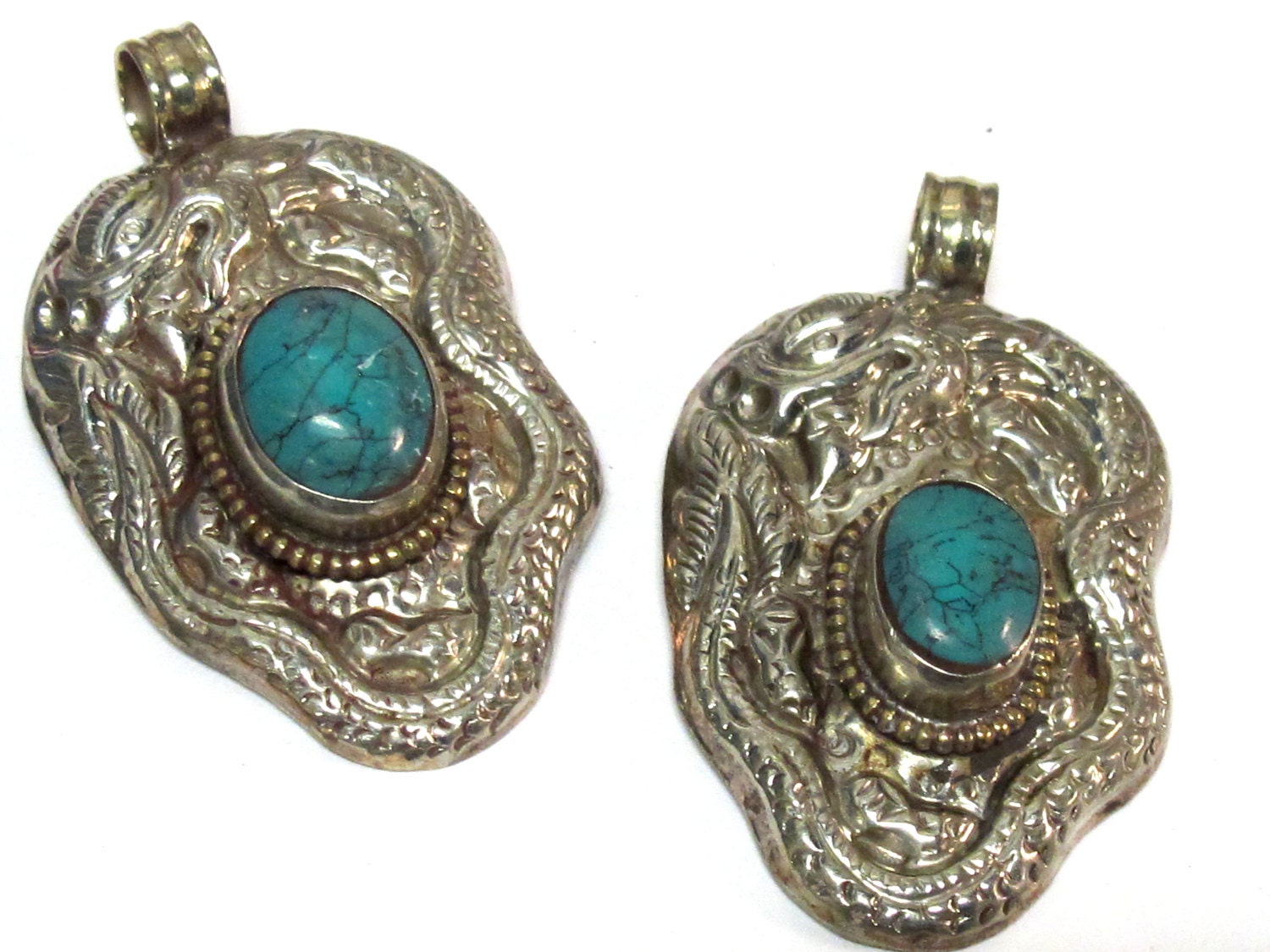Tibetan silver repousse dragon pendant inlaid with turquoise -Nepal pendant - 1 pendant - PM271Cx